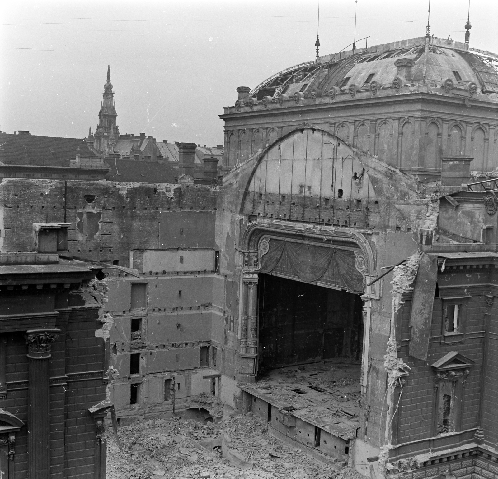 Magyarország, Budapest VIII., Blaha Lujza tér, a Nemzeti Színház bontása., 1965, Szalay Zoltán, épületbontás, Budapest, Fortepan #138375