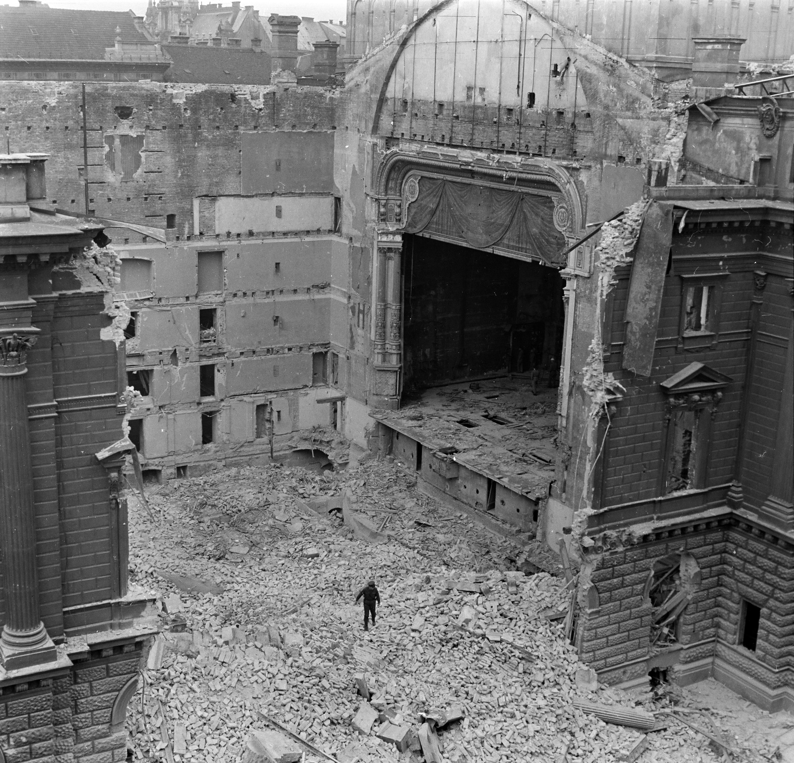 Magyarország, Budapest VIII., Blaha Lujza tér, a Nemzeti Színház bontása., 1965, Szalay Zoltán, épületbontás, Budapest, Best of, Fortepan #138376