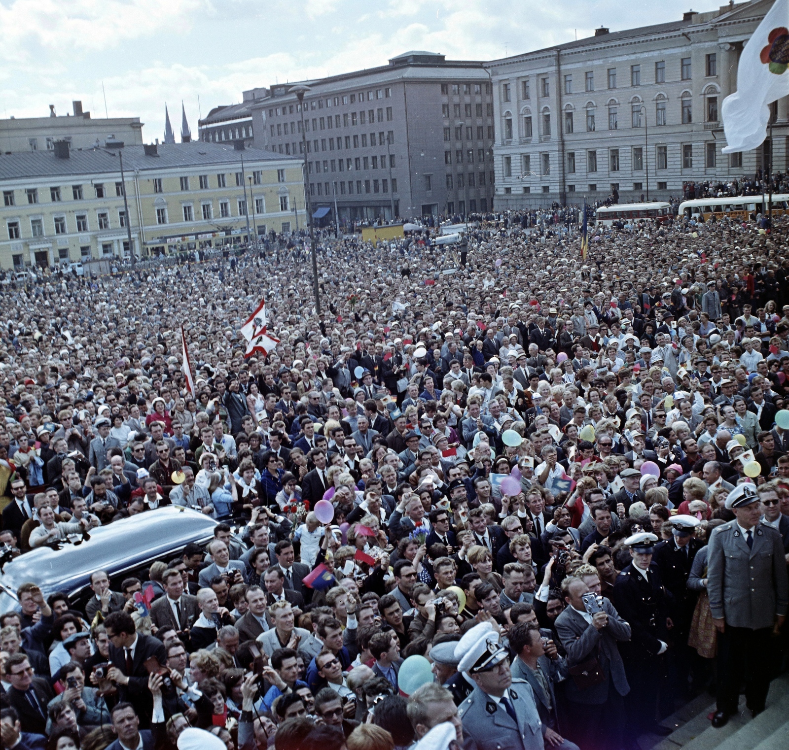 Finnország, Helsinki, Senaatintori a város főtere a Székesegyház előtt. A felvétel a VIII. VIT (Világifjúsági Találkozó) alkalmával készült., 1962, Szalay Zoltán, színes, Fortepan #138382