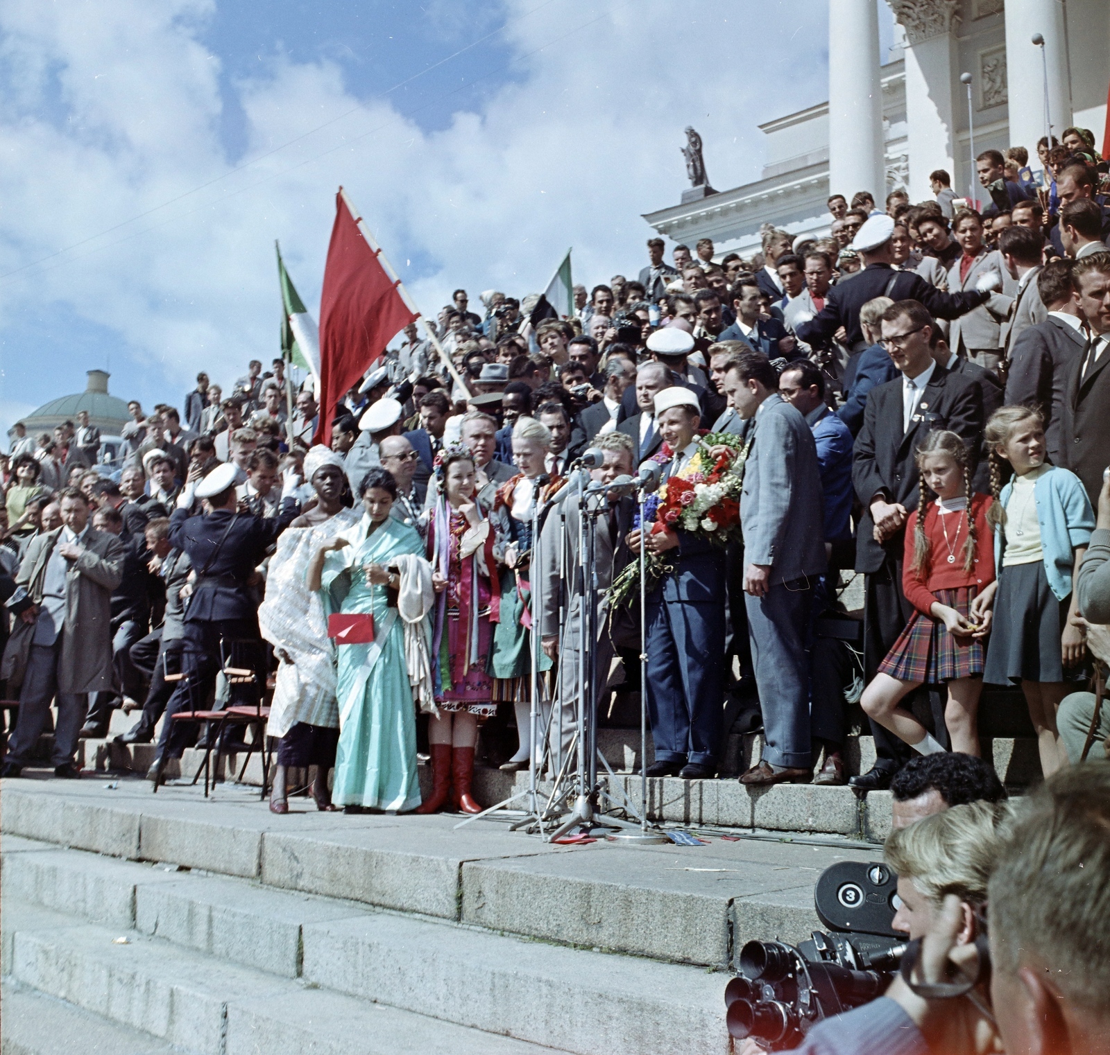 Finnország, Helsinki, Senaatintori a város főtere, a Székesegyház előtti lépcsősor. Középen a mikrofonoknál virágcsokorral a kezében Jurij Gagarin. A felvétel a VIII. VIT (Világifjúsági Találkozó) alkalmával készült., 1962, Szalay Zoltán, híres ember, színes, űrhajós, Fortepan #138383