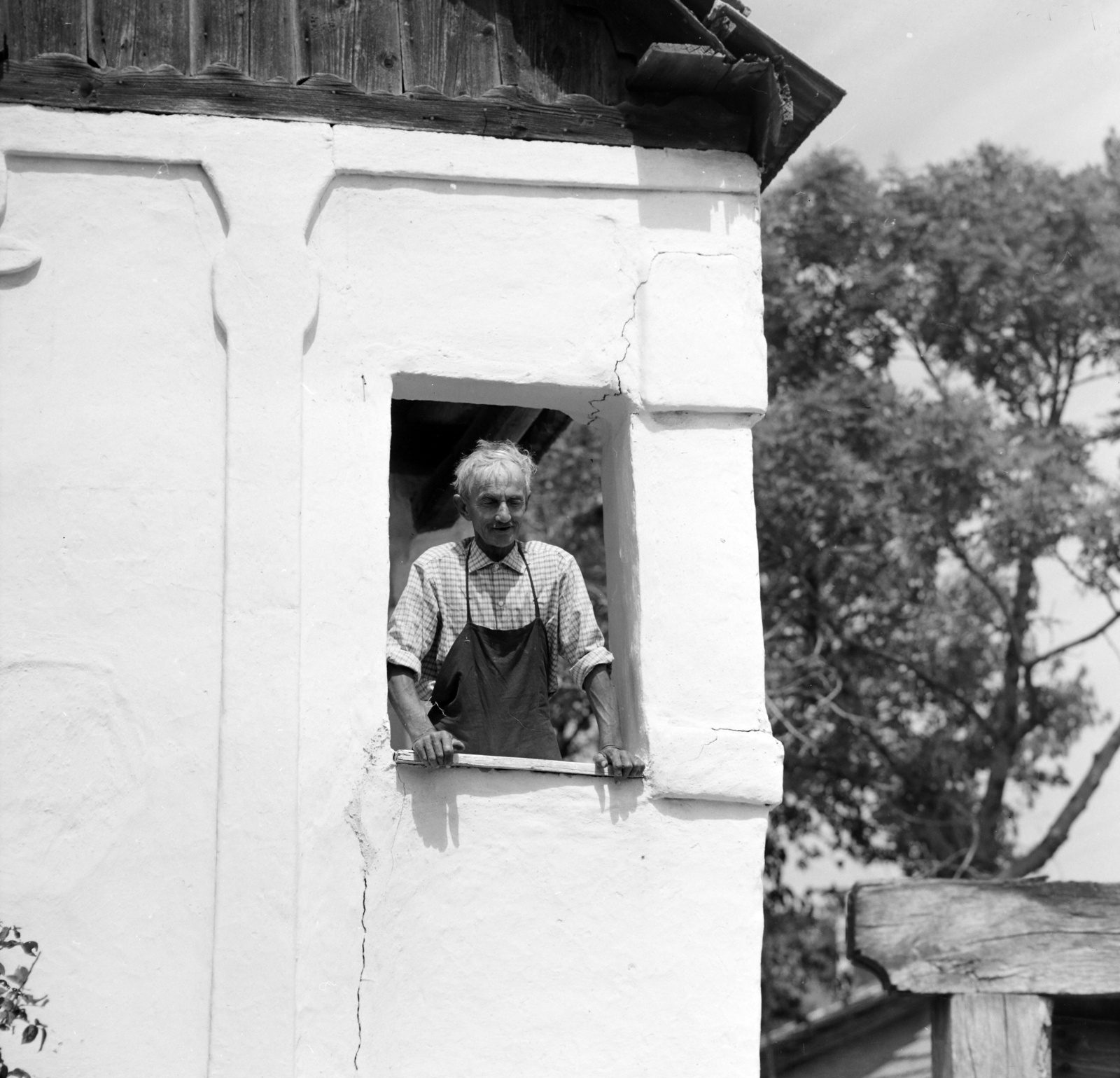 Hungary, Kisgyőr, a helyi pünkösdista gyülekezet vezetője., 1964, Szalay Zoltán, porch, man, Fortepan #138387