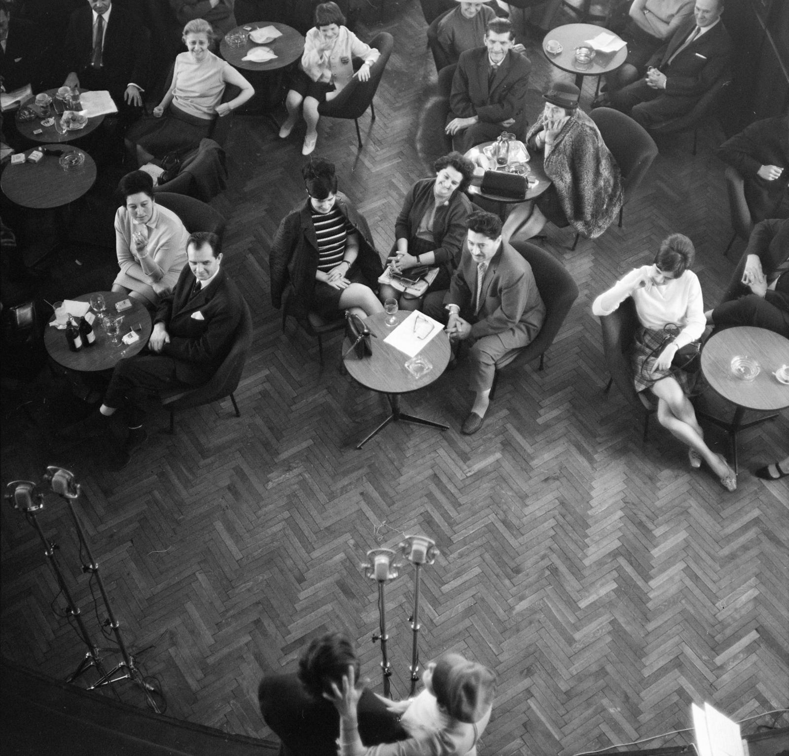 Hungary, Budapest V., Ferenciek tere (Felszabadulás tér), a Belvárosi kávéház az Április, óh április című rádióműsor felvételekor., 1968, Szalay Zoltán, microphone, Budapest, Fortepan #138389
