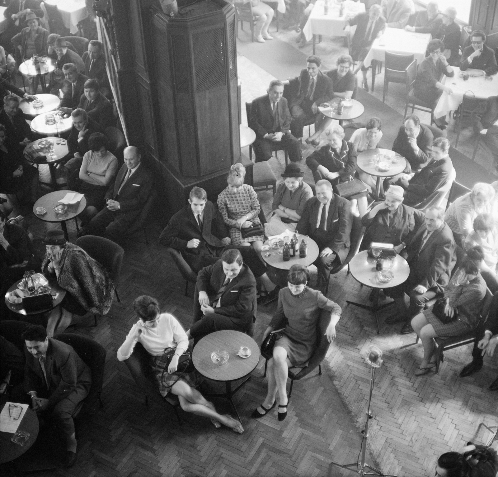 Hungary, Budapest V., Ferenciek tere (Felszabadulás tér), a Belvárosi kávéház az Április, óh április című rádióműsor felvételekor., 1968, Szalay Zoltán, microphone, Budapest, Fortepan #138390