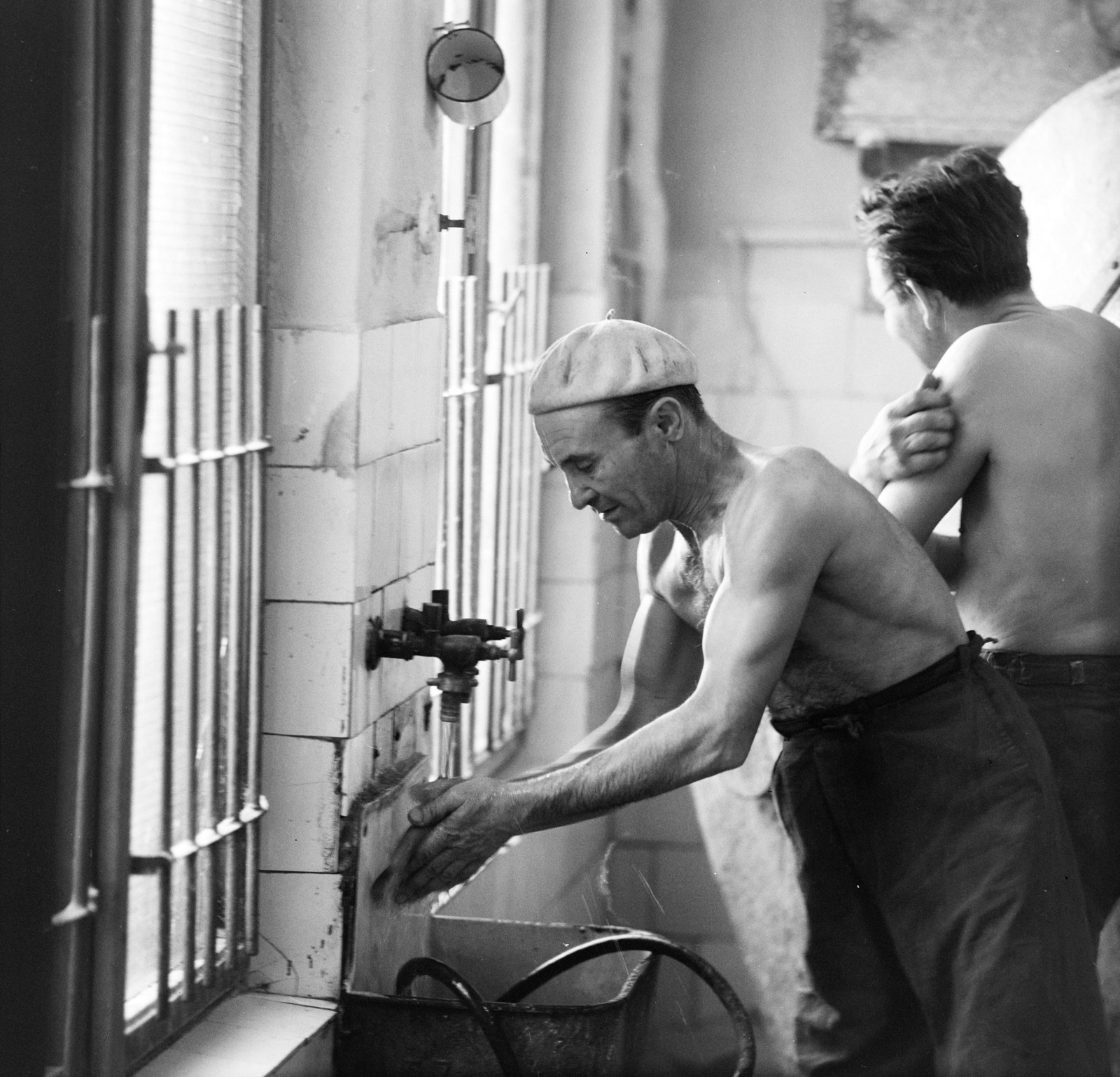 1968, Szalay Zoltán, worker, half-naked, hand wash, wall tap, Fortepan #138401