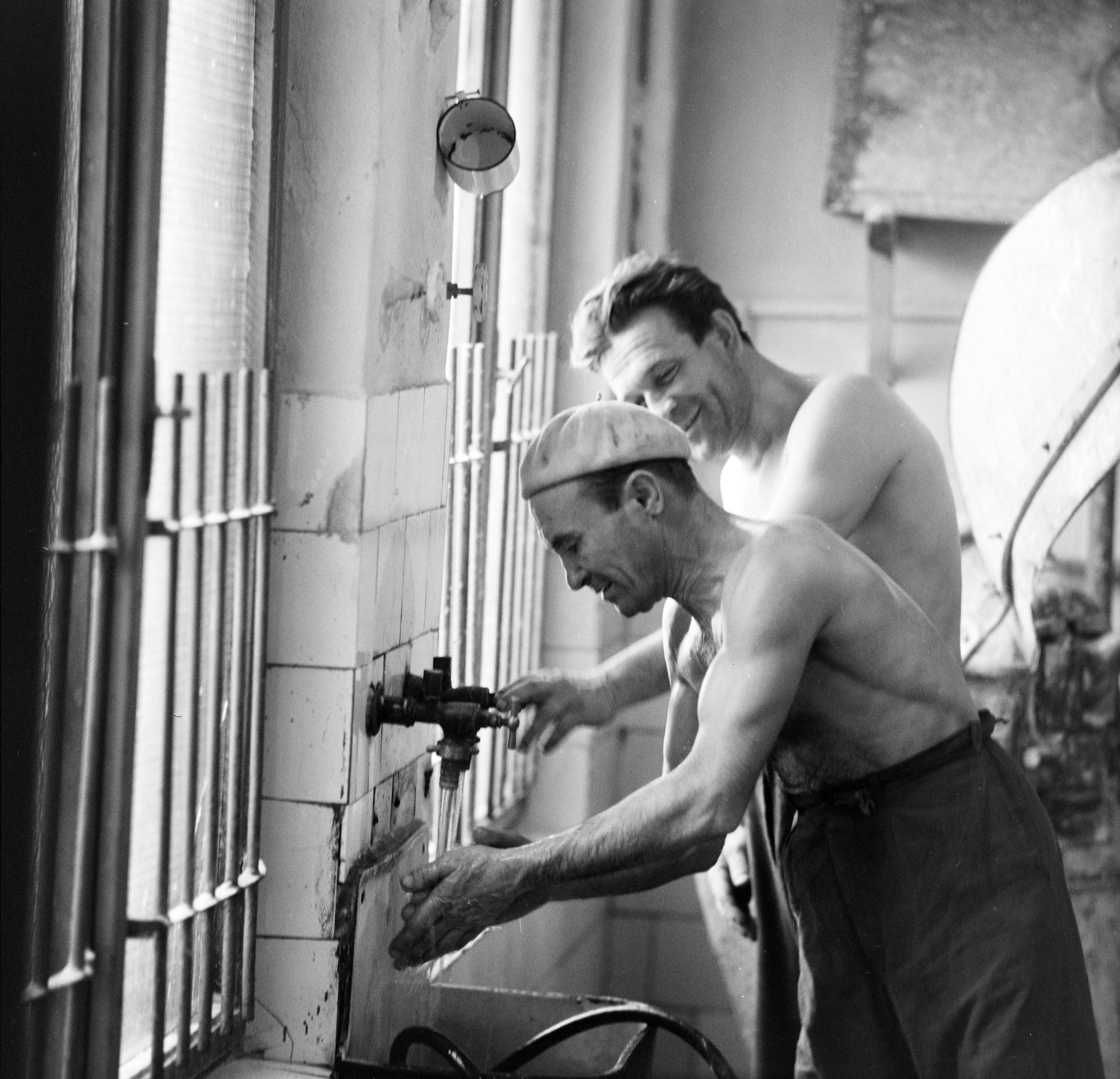 1968, Szalay Zoltán, worker, half-naked, hand wash, wall tap, Fortepan #138402