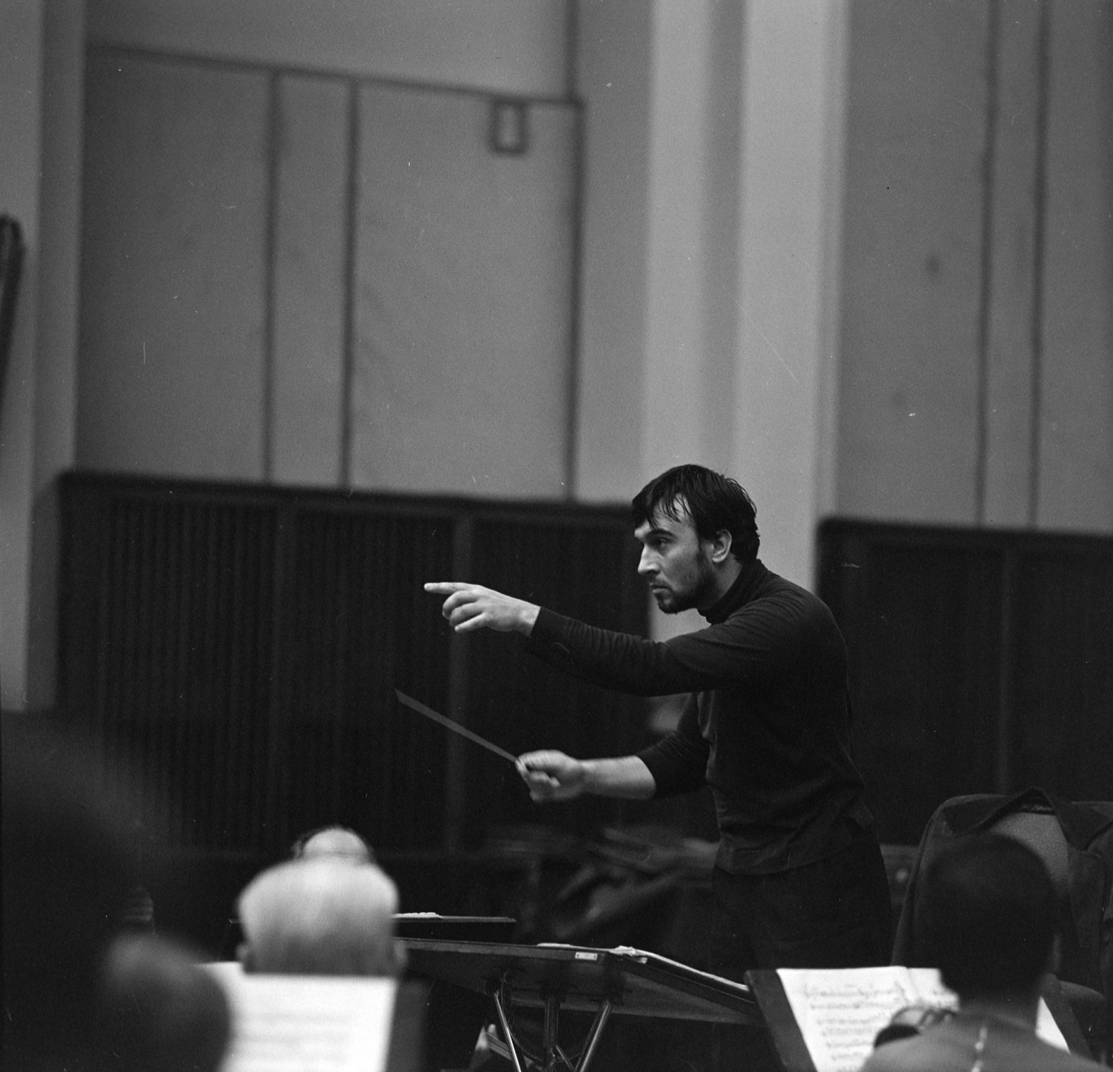 Hungary, Budapest VIII., a Magyar Rádió 6-os stúdiója. Claudio Abbado olasz karmester vezényli a Magyar Rádió Szimfonikus Zenekarát., 1968, Szalay Zoltán, conductor, Budapest, Hungarian Radio, point a finger, Fortepan #138411