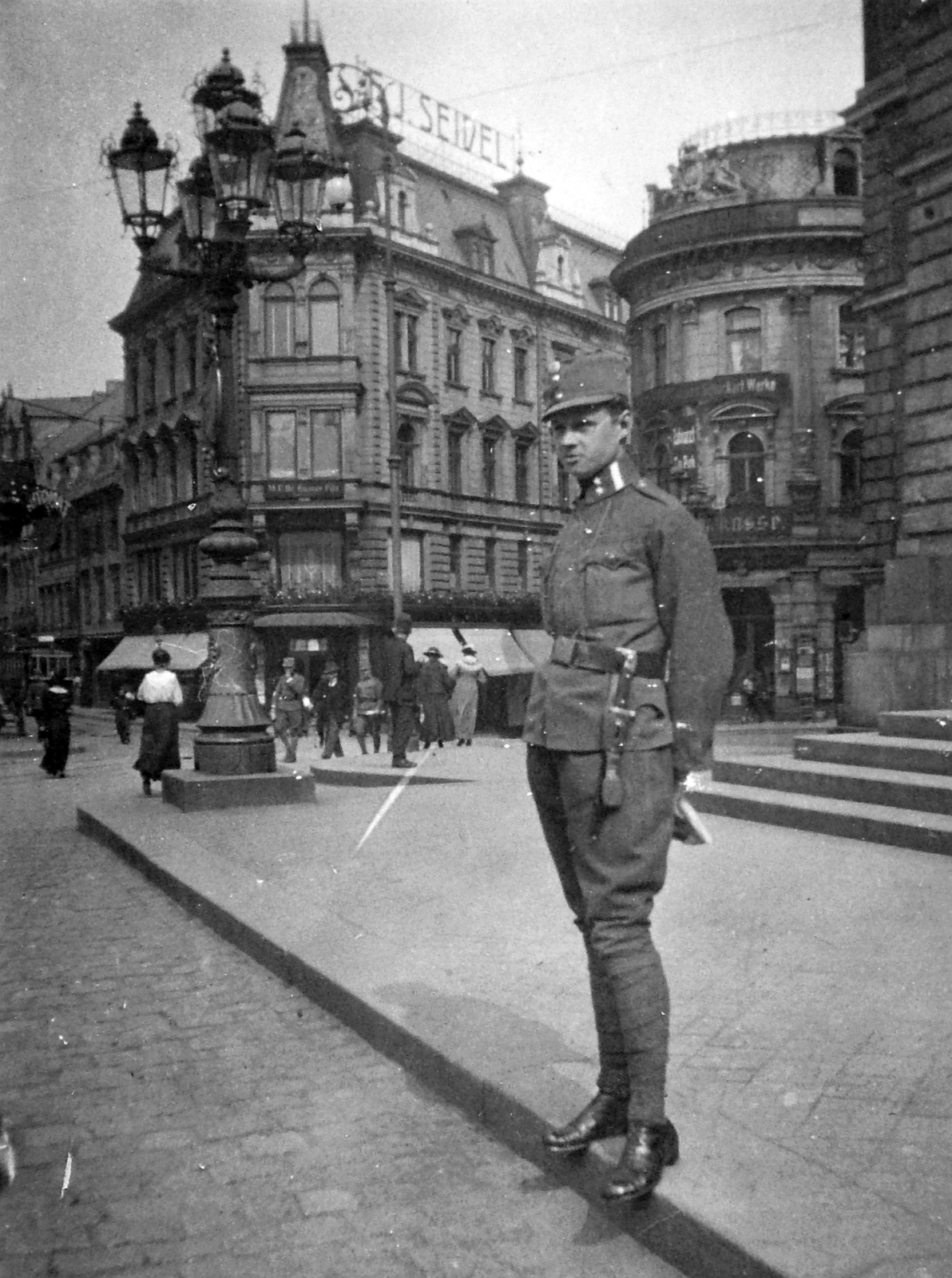 Csehország, Liberec, náměstí Dr. Edvarda Beneše (Altstädter Platz), a kép jobb szélén a Városháza látszik., 1914, Fortepan, egyenruha, utcakép, villamos, lámpaoszlop, férfi, hátratett kéz, Fortepan #13842