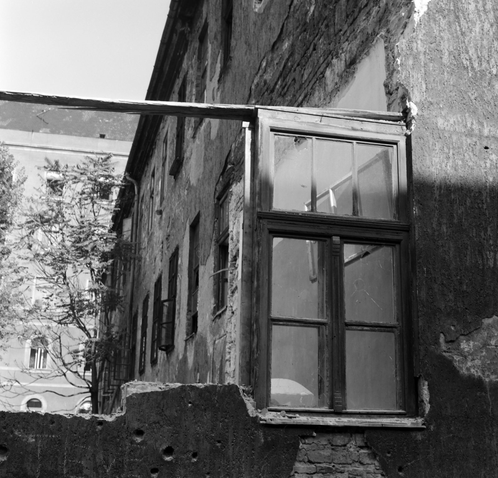 Magyarország, Budapest VII., a Jobbágy utca bontás alatt álló épülete, háttérben a Százház utca 32. számú ház homlokzata., 1965, Szalay Zoltán, épületbontás, Budapest, golyónyom, Fortepan #138426