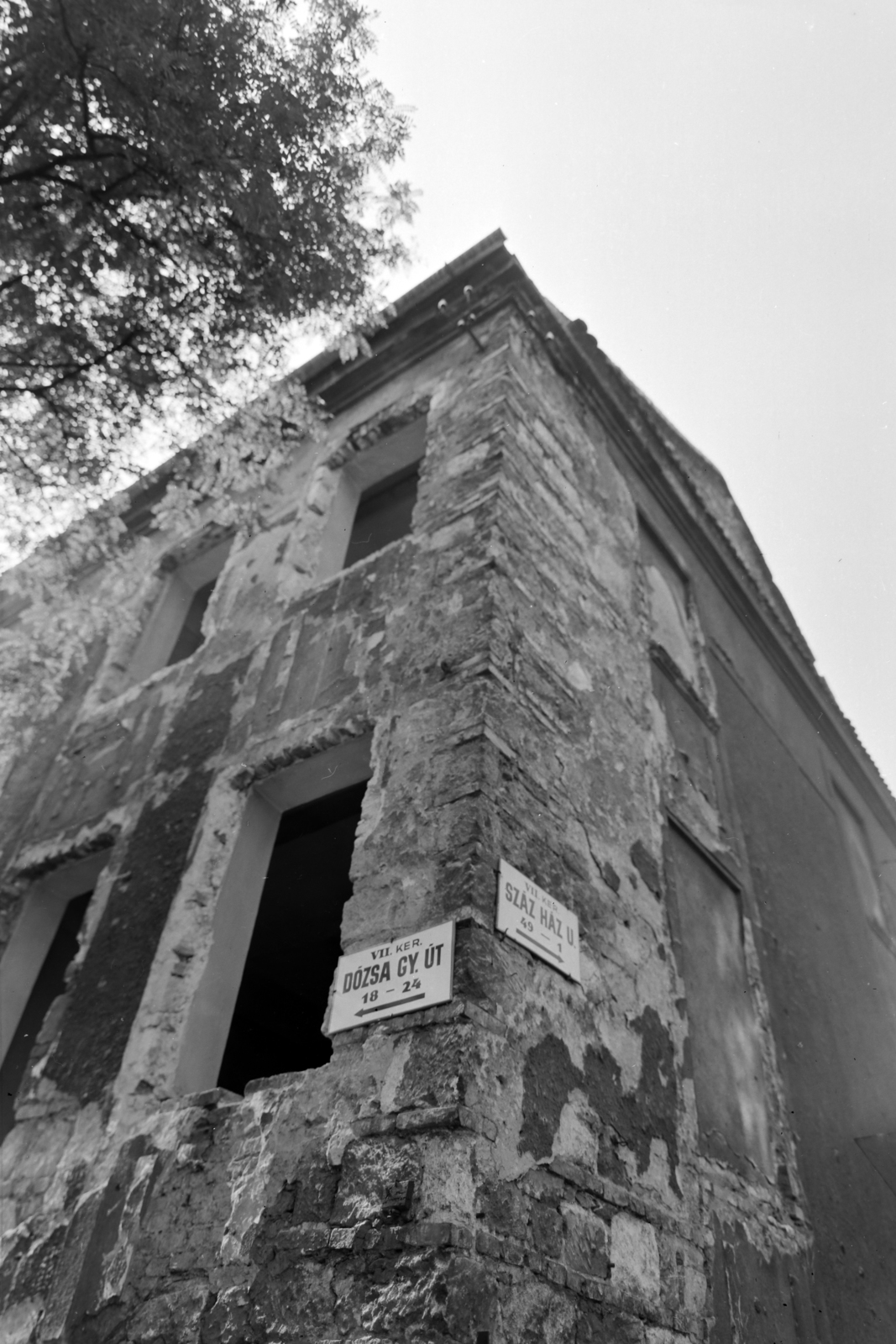 Magyarország, Budapest VII., Dózsa György út - Százház utca sarok., 1965, Szalay Zoltán, épületbontás, utcanévtábla, Budapest, Fortepan #138429