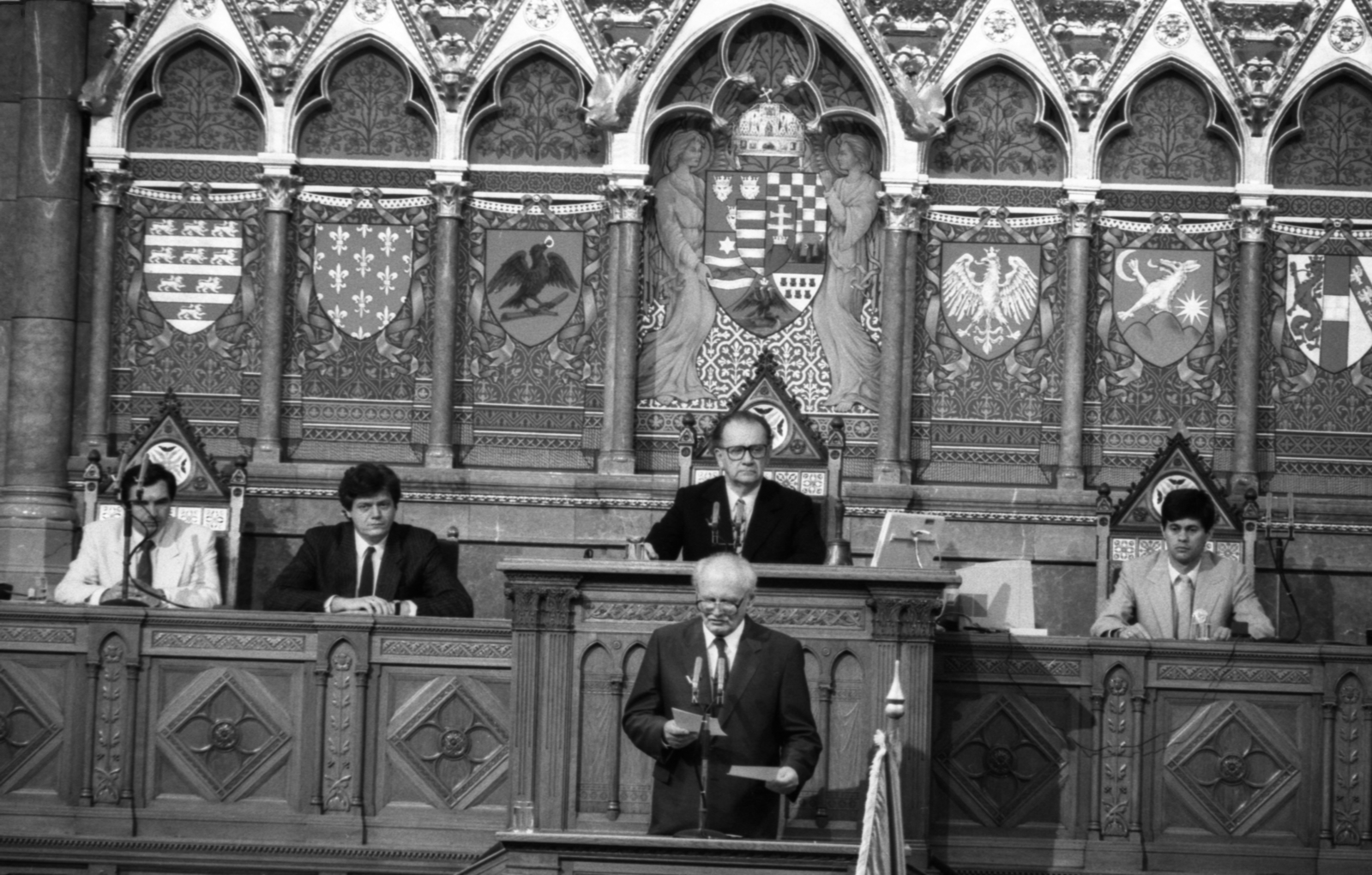 Hungary, Budapest V., Parlament, a szónoki emelvényen Göncz Árpád köztársasági elnök, mögötte Szabad György az országgyűlés elnöke, tőle balra Soltész István az országgyűlés főtitkára, jobbra Trombitás Zoltán az országgyűlés egyik jegyzője. A felvétel 1990. augusztus 3-án a köztársasági elnök beiktatásakor készült., 1990, Szalay Zoltán, celebrity, crest, parliament, Budapest, national emblem, politician, Fortepan #138452