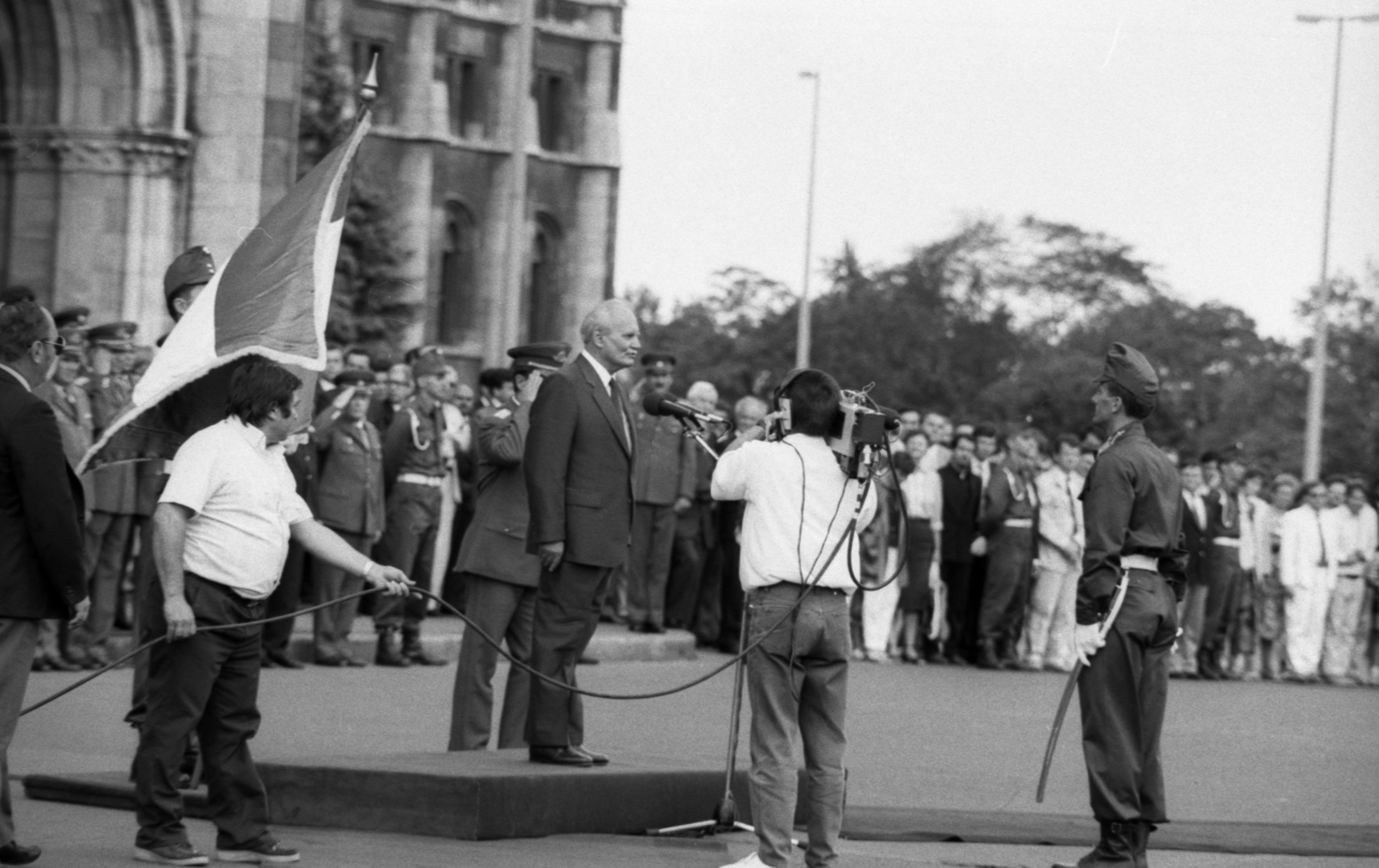 Magyarország, Budapest V., Kossuth tér a Parlament előtt, az emelvényen Göncz Árpád köztársasági elnök. A felvétel 1990. augusztus 3-án a köztársasági elnök beiktatásakor készült., 1990, Szalay Zoltán, híres ember, Budapest, politikus, Best of, Fortepan #138453