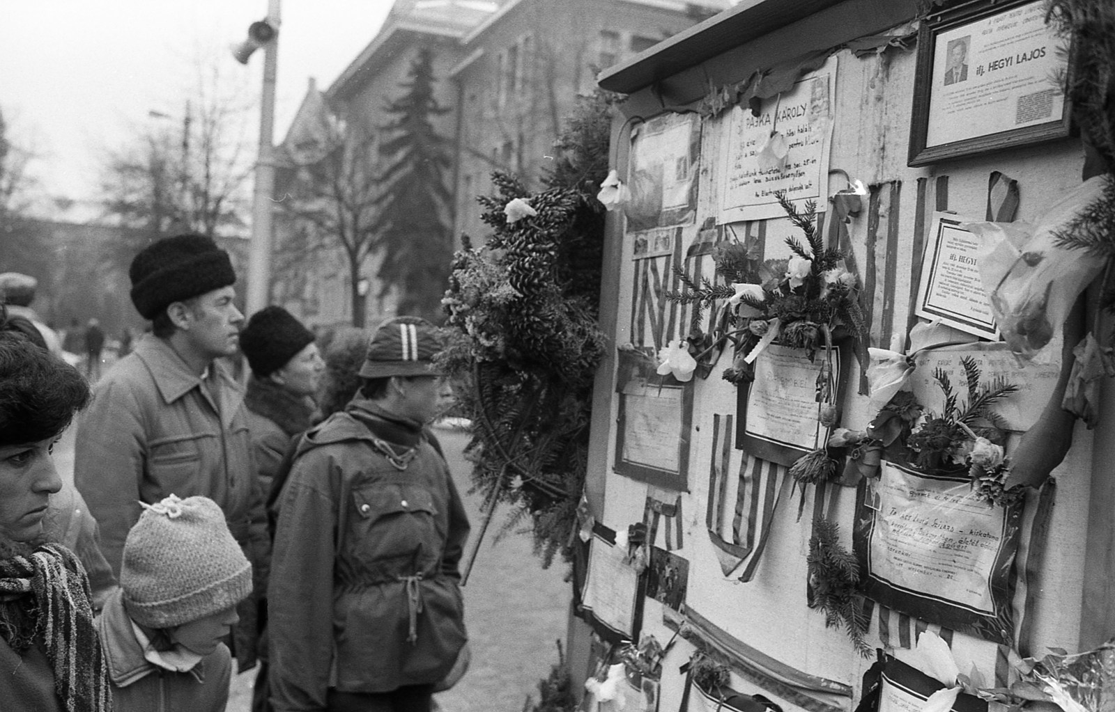 Románia,Erdély, Marosvásárhely, Gyözelem tér (Piața Victoriei) egykor Deák Ferenc tér, a felvétel a Városháza előtt készült. Romániai forradalom., 1990, Szalay Zoltán, forradalom, román forradalom, rendszerváltás, Fortepan #138468