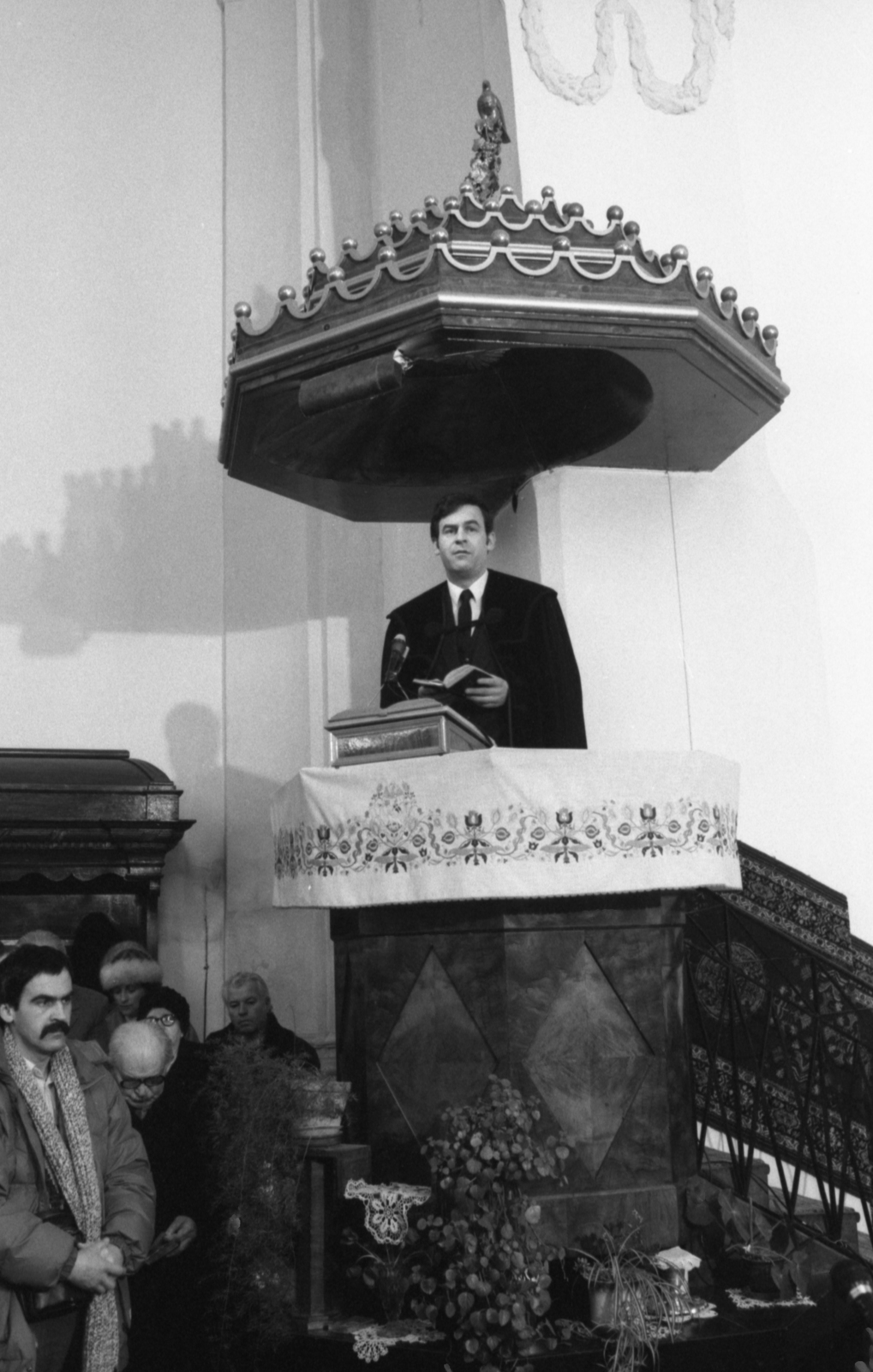 Romania,Transylvania, Târgu Mureș, Vártemplom, a szószéken Tőkés László református püspök., 1990, Szalay Zoltán, pulpit, Fortepan #138477