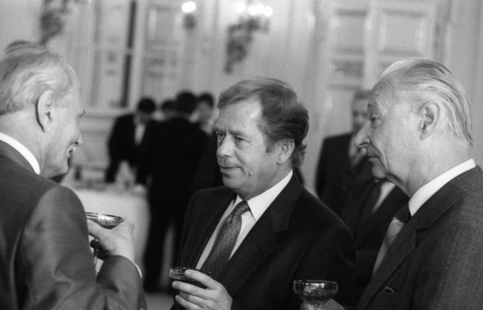 Csehország, Prága, Hradzsin, Göncz Árpád ideiglenes köztársasági elnök, Václav Havel csehszlovák köztársasági elnök, Alexander Dubček a szövetségi nemzetgyűlés elnöke. A felvétel Göncz Árpád látogatása alkalmával tartott díszebéden 1990. július 12-én készült., 1990, Szalay Zoltán, híres ember, Csehszlovákia, jelkép, politikus, Prágai tavasz, Fortepan #138489