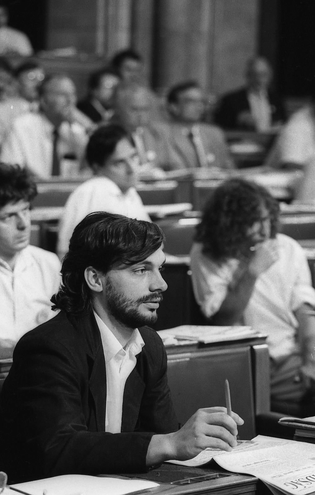 Magyarország, Budapest V., Országház, az Országgyűlés ülése. Előtérben Orbán Viktor későbbi miniszterelnök, mögötte a vállát kicsit felhúzva Molnár Péter, tőlük jobbra Hegedűs István. Orbán Viktor mögött, kissé balra Dr. Frajna Imre., 1990, Szalay Zoltán, híres ember, miniszterelnök, Budapest, politikus, Fortepan #138495