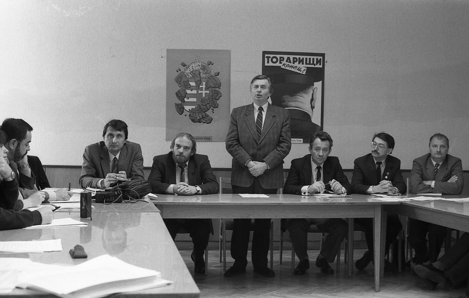 Hungary, Budapest II., Bem József tér, MDF székház. Szemben balról Mészáros Péter, Csengey Dénes, Antall József miniszterelnök, Szűcs István, Ferencz Csaba, Szabó Iván., 1990, Szalay Zoltán, celebrity, poster, crest, prime minister, Hungarian Democratic Forum, Budapest, Cyrillic alphabet, politician, Fortepan #138517
