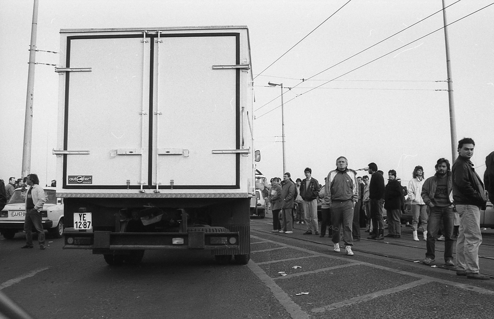 Magyarország, Budapest, a felvétel a Margit hídon készült, a taxisblokád idején. Jobbra szabadidőruhában Havas Henrik., 1990, Szalay Zoltán, rendszám, sztrájk, Fortepan #138520