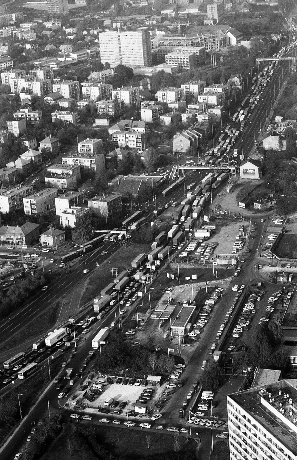 Hungary, Budapest XI., légifotó az M1-M7 bevezető szakaszáról és a Budaörsi út környékéről. A felvétel a taxisblokád idején, 1990. október 26-án készült., 1990, Szalay Zoltán, aerial photo, strike, Budapest, traffic jam, Fortepan #138523