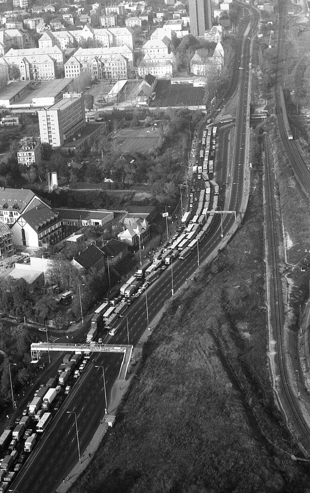 Hungary, Budapest XI., légifotó a Budaörsi útról, előtérben a Dayka Gábor úti felüljáró, távolabb a Petőfi laktanya épületcsoportja. A felvétel a taxisblokád idején, 1990. október 26-án készült., 1990, Szalay Zoltán, aerial photo, strike, Budapest, traffic jam, Fortepan #138525