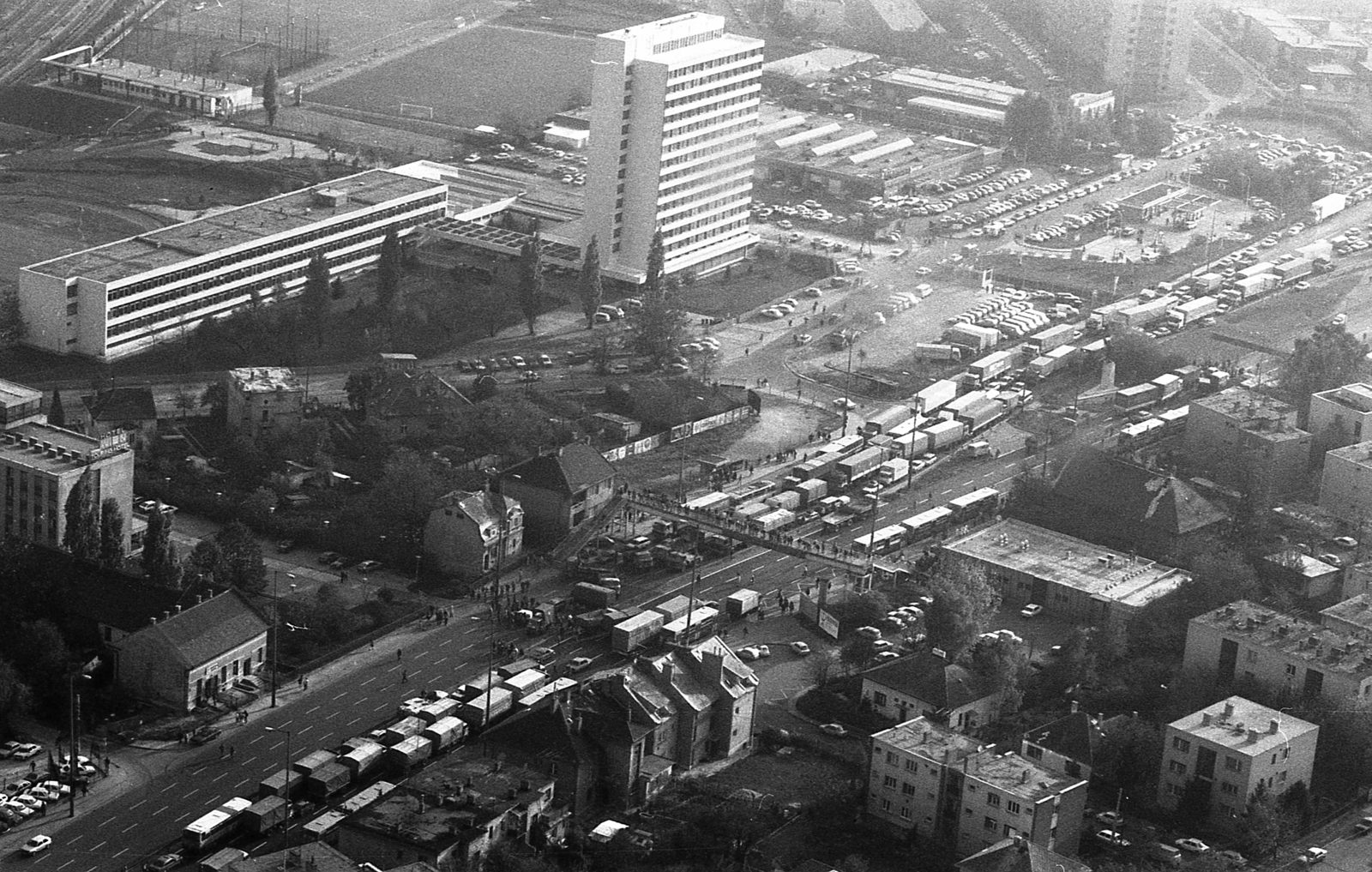 Hungary, Budapest XI., légifotó az M1-M7 bevezető szakaszáról és a Budaörsi út környékéről. A felvétel a taxisblokád idején, 1990. október 26-án készült., 1990, Szalay Zoltán, aerial photo, strike, Ostapenko Ilya portrayal, Budapest, traffic jam, Fortepan #138526