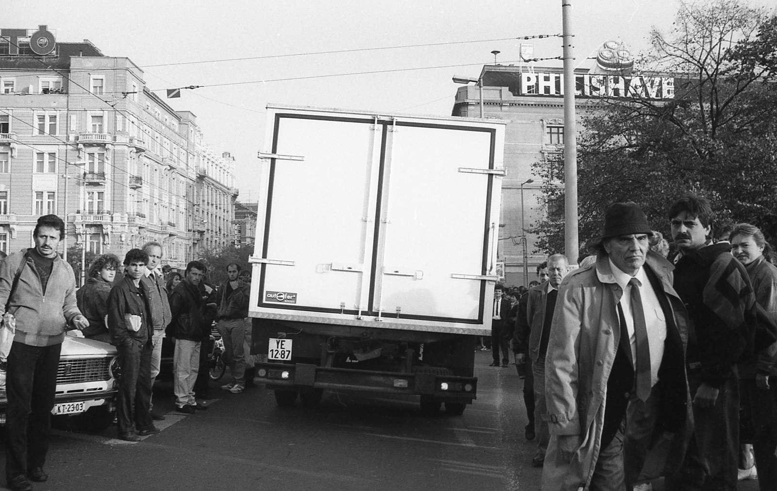 Hungary, Budapest V.,Budapest XIII., a Margit híd pesti hídfője a Szent István körút felé nézve. A felvétel a taxisblokád idején készült., 1990, Szalay Zoltán, number plate, strike, Budapest, Fortepan #138527