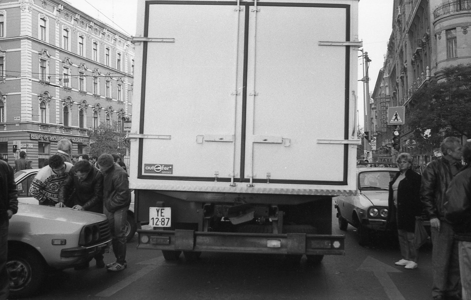 Hungary, Budapest V.,Budapest XIII., a Szent István körút a Falk Miksa (Néphadsereg) utcánál. A felvétel a taxisblokád idején készült., 1990, Szalay Zoltán, number plate, strike, Budapest, Fortepan #138530