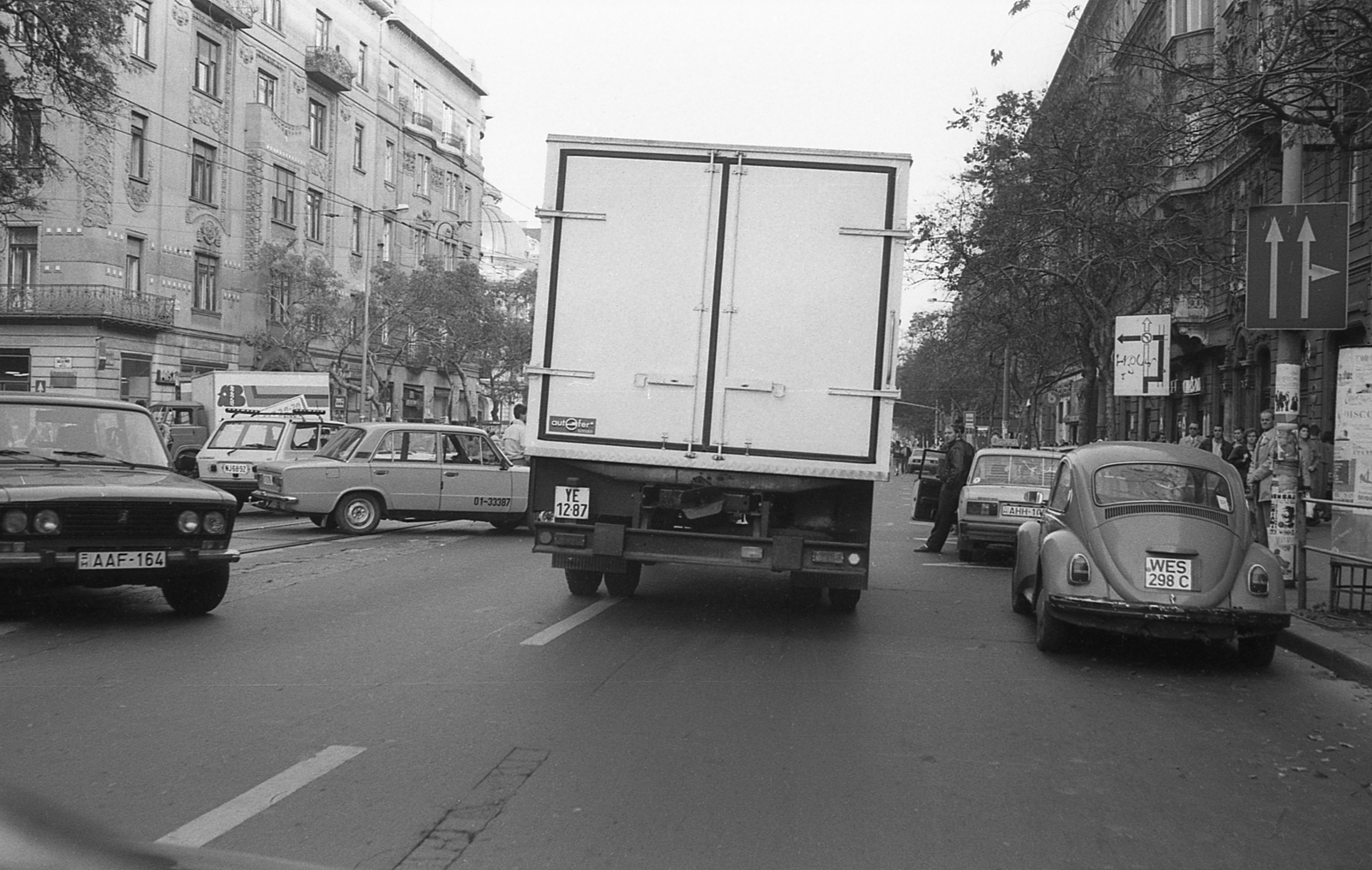 Hungary, Budapest V.,Budapest XIII., Szent István körút a Nyugati (Marx) tér felé nézve, balra a Tátra (Sallai Imre) utca. A felvétel a taxisblokád idején készült., 1990, Szalay Zoltán, number plate, strike, Budapest, Fortepan #138531