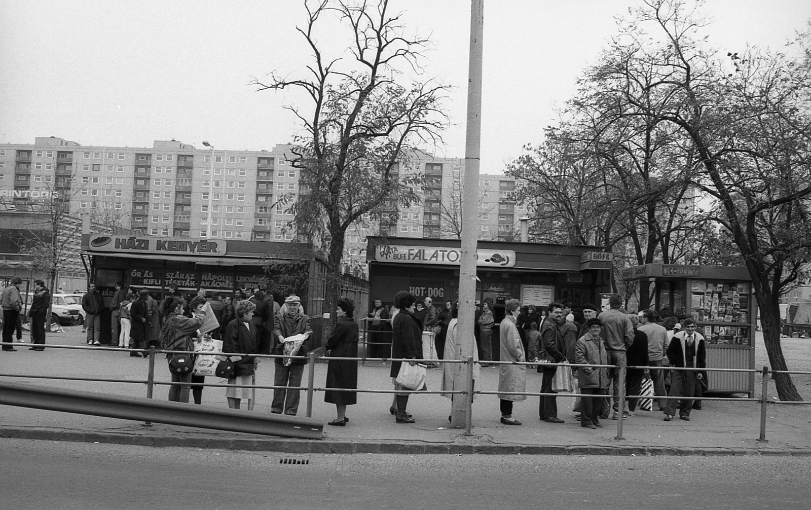 Hungary, Budapest X., Örs vezér tere, pavilonsor a Sugár Üzletközponttal szemközti oldalon. A felvétel a taxisblokád idején készült., 1990, Szalay Zoltán, standing in line, strike, Budapest, Fortepan #138533