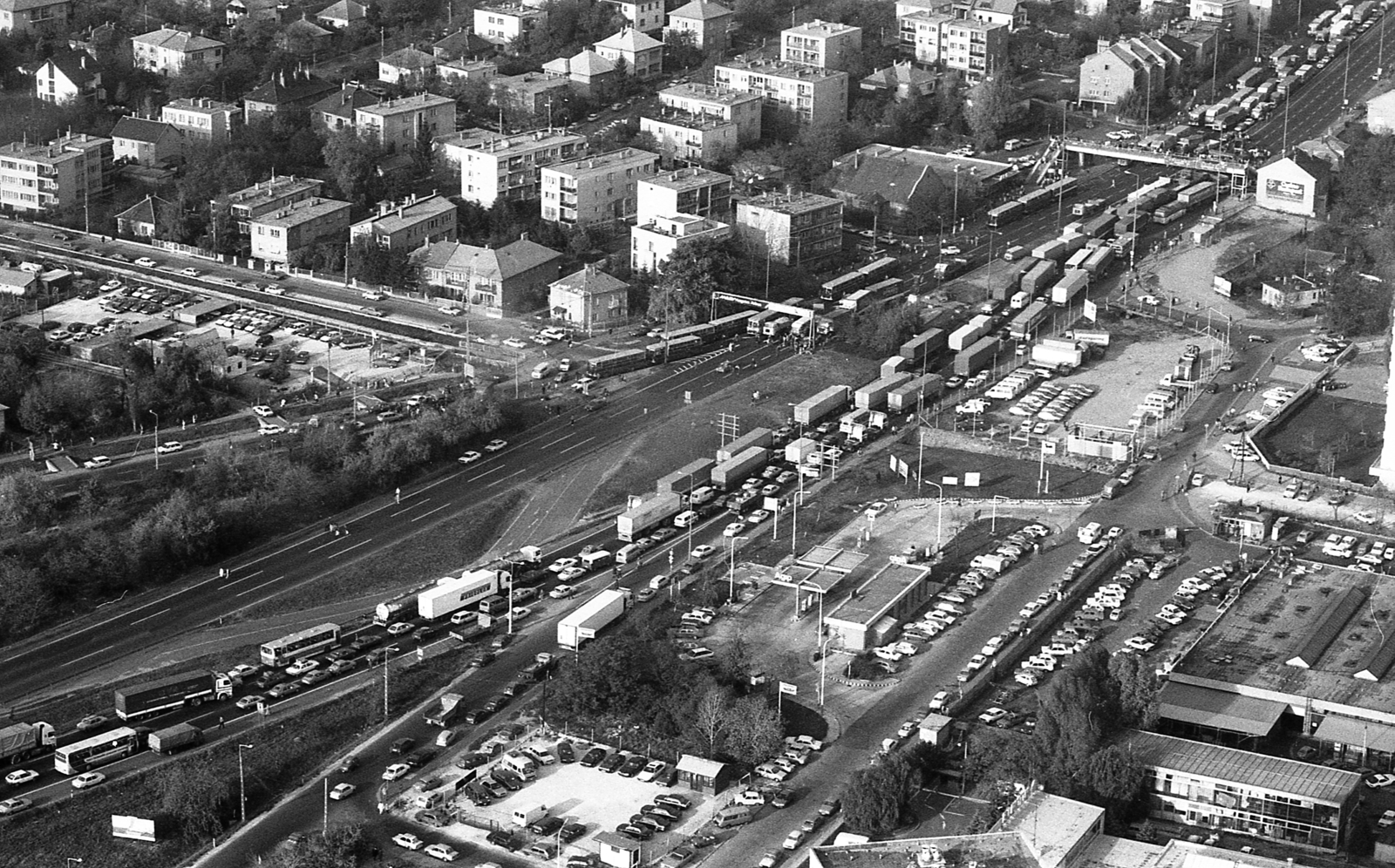 Magyarország, Budapest XI., légifotó, Budaörsi út és az M1-M7 bevezető szakasza, balra a Beregszász út, jobbra a Boldizsár utcai autószervíz. A felvétel a taxisblokád idején, 1990. október 26-án készült., 1990, Szalay Zoltán, légi felvétel, sztrájk, Osztapenkó-ábrázolás, Budapest, Fortepan #138536