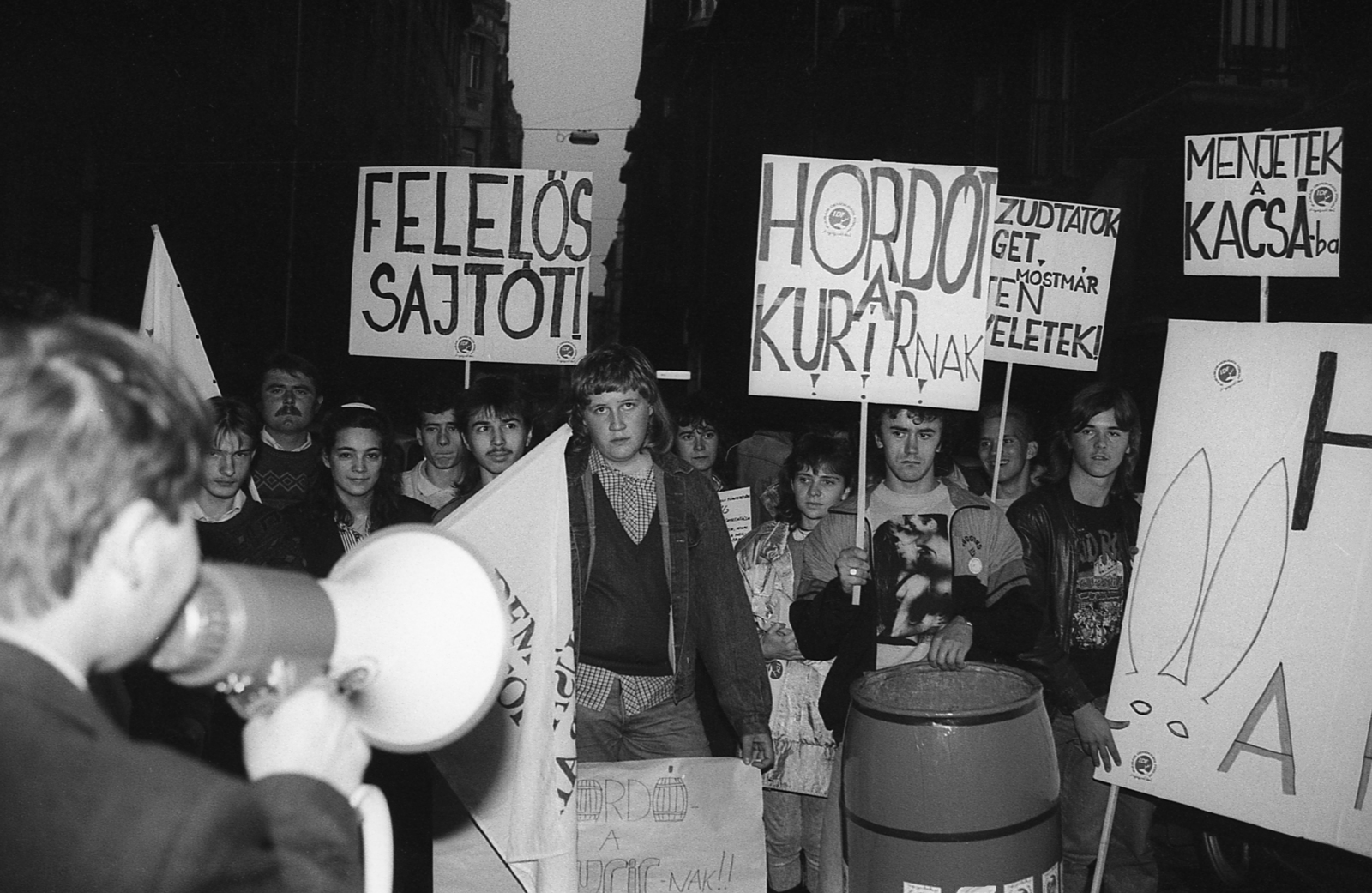 Hungary, Budapest VI., Hajós utca a Dessewffy utca és a Zichy Jenő utca között, a Kurír című lap szerkesztősége előtt., 1990, Szalay Zoltán, strike, banner, megaphone, Budapest, Fortepan #138545