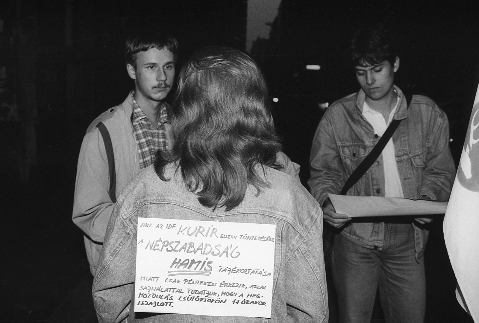 Magyarország, Budapest VI., Hajós utca a Dessewffy utca és a Zichy Jenő utca között, a Kurír című lap szerkesztősége előtt., 1990, Szalay Zoltán, tüntetés, Budapest, Ifjúsági Demokrata Fórum, Fortepan #138546