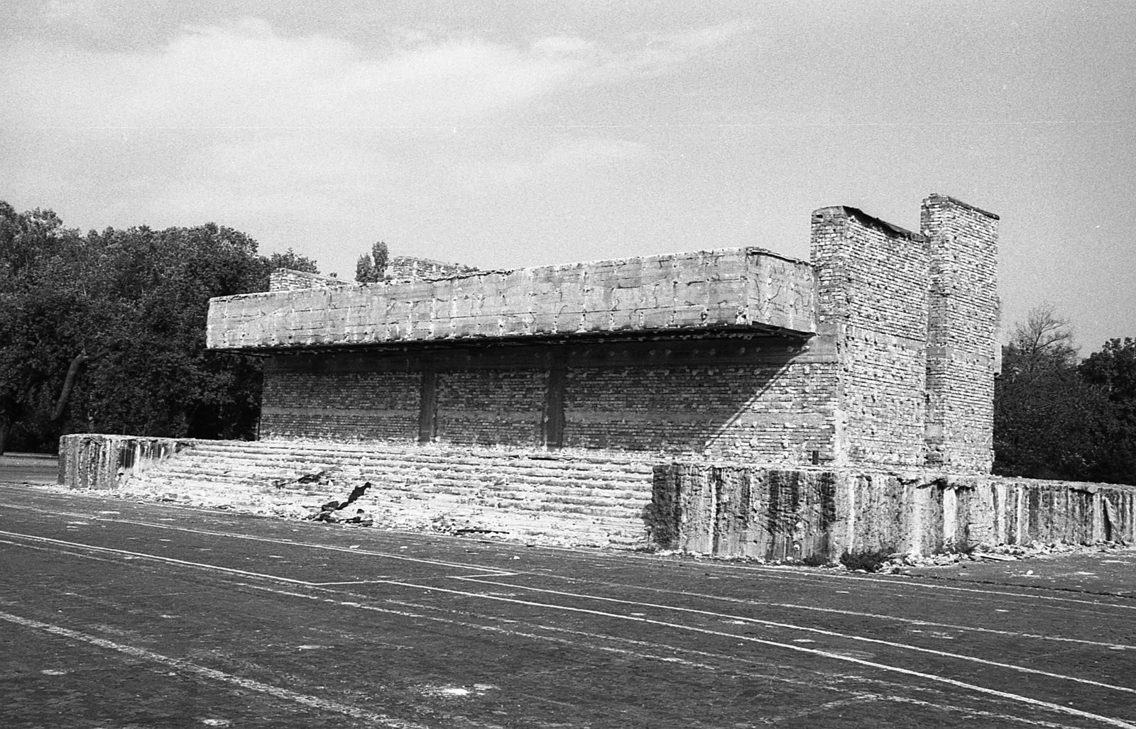 Magyarország, Budapest XIV., Ötvenhatosok tere (Felvonulási tér), a Sztálin szobor egykori talapzatából átalakított dísztribün bontása., 1990, Szalay Zoltán, tribün, Budapest, Best of, Fortepan #138547