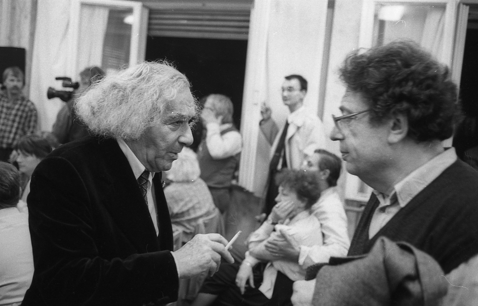 Magyarország, Budapest V., Mérleg utca 9., az SZDSZ székháza, sajtótájékoztató az önkormányzati választások eredményének kihirdetése után. A felvétel 1990. október 14-én készült. Faludy György költő és Konrád György író., 1990, Szalay Zoltán, Budapest, híres ember, Fortepan #138550