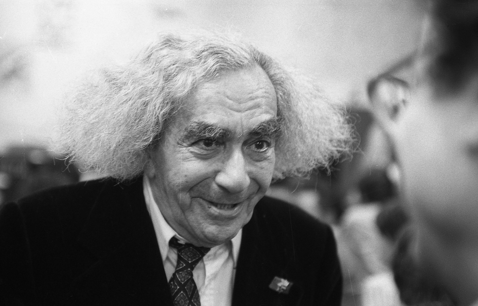 Magyarország, Budapest V., Mérleg utca 9., az SZDSZ székháza, sajtótájékoztató az önkormányzati választások eredményének kihirdetése után. A felvétel 1990. október 14-én készült. Faludy György költő., 1990, Szalay Zoltán, Budapest, férfi, híres ember, nézés, idős ember, portré, Fortepan #138552