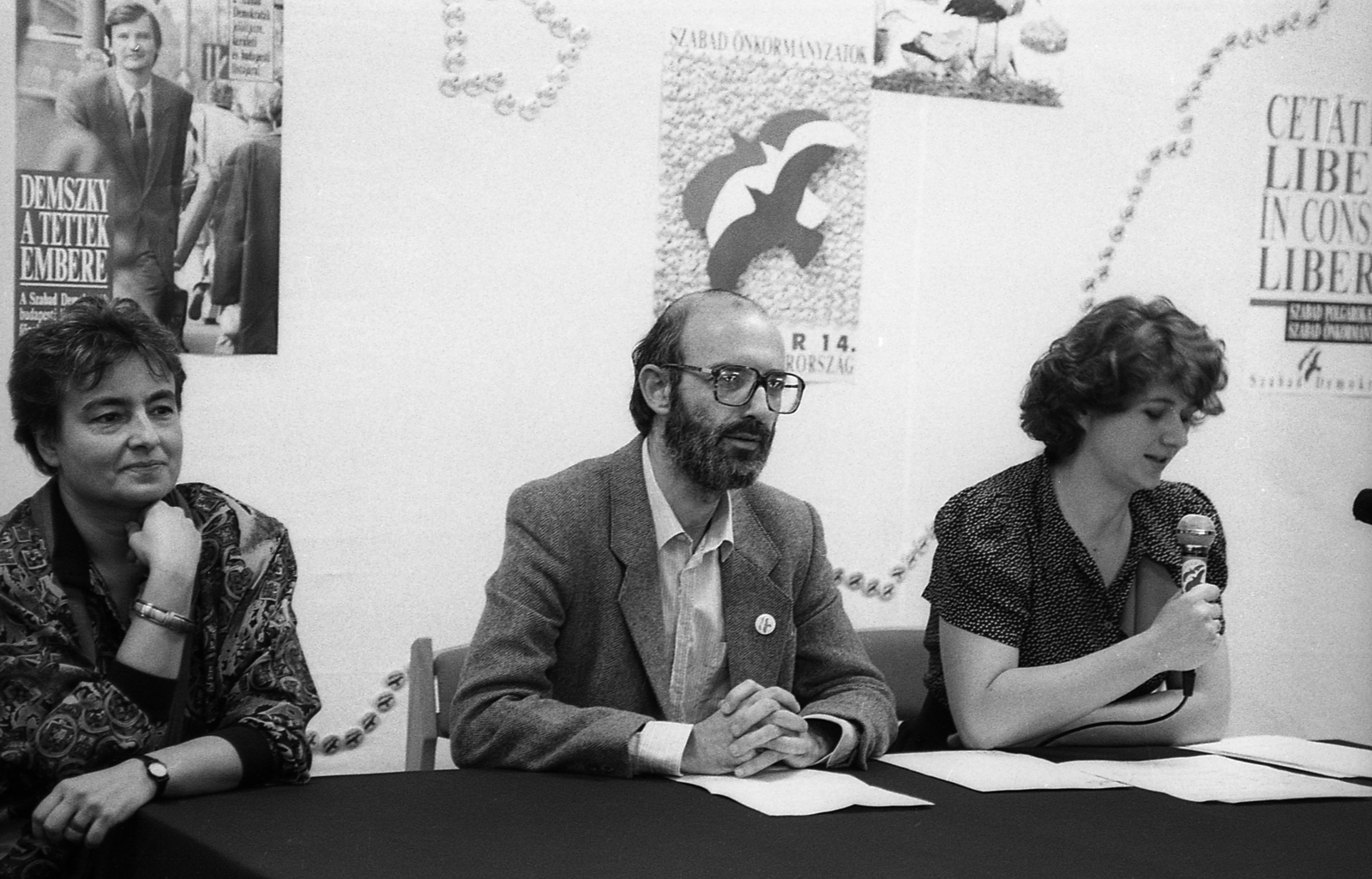 Hungary, Budapest V., Mérleg utca 9., az SZDSZ székháza, sajtótájékoztató az önkormányzati választások eredményének kihirdetése után. A felvétel 1990. október 14-én készült. Sárdi Anna, Kis János, Büky Dorottya., 1990, Szalay Zoltán, poster, Alliance of Free Democrats, Budapest, Fortepan #138553