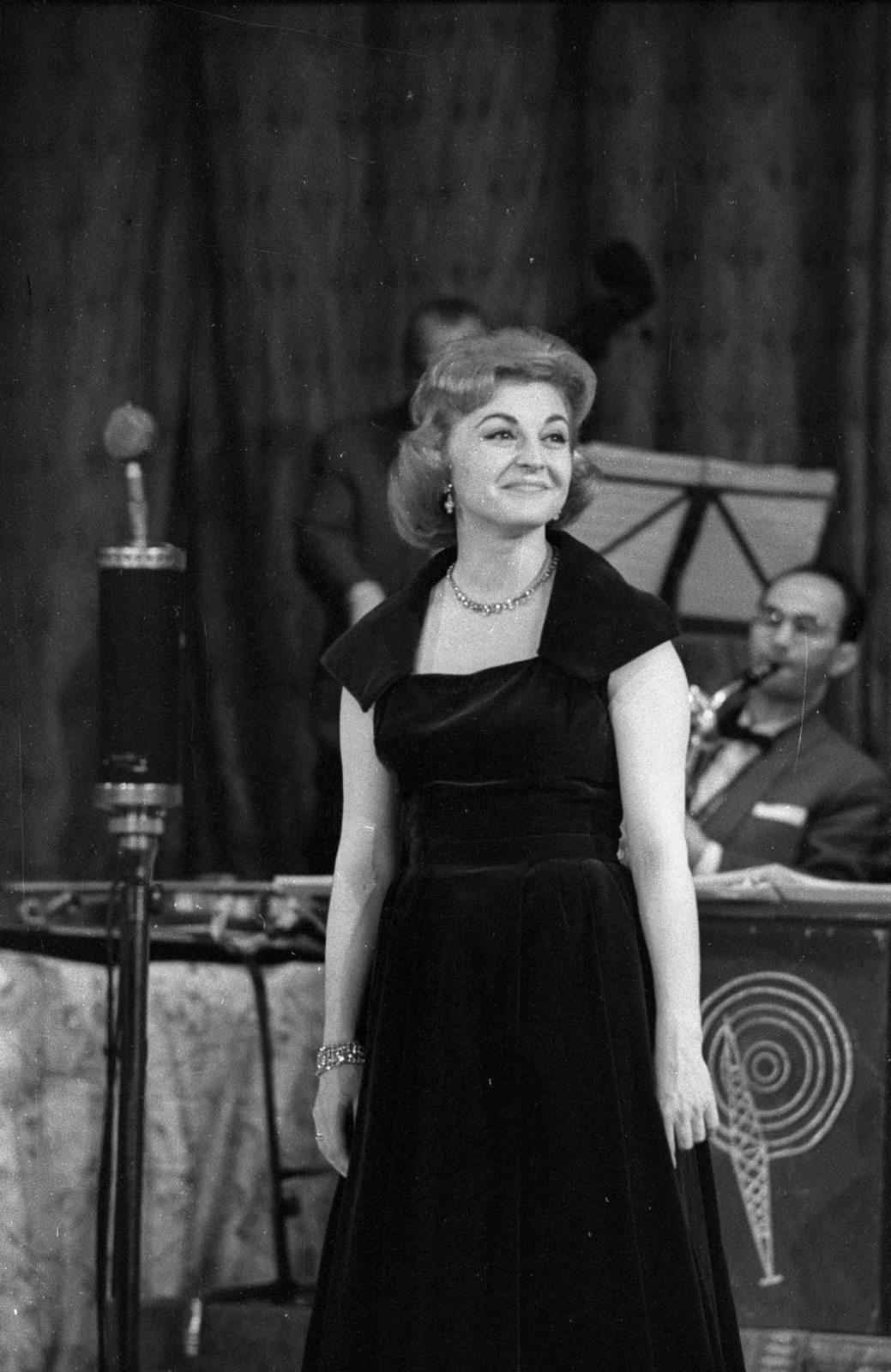 Magyarország, Budapest VIII., a Magyar Rádió Tánczenekarának koncertje az Erkel Színházban 1959 június 13-án. Sárosi Katalin táncdalénekesnő., 1959, Szalay Zoltán, mikrofon, hangfelvétel, Budapest, Magyar Rádió, énekes, Fortepan #138563