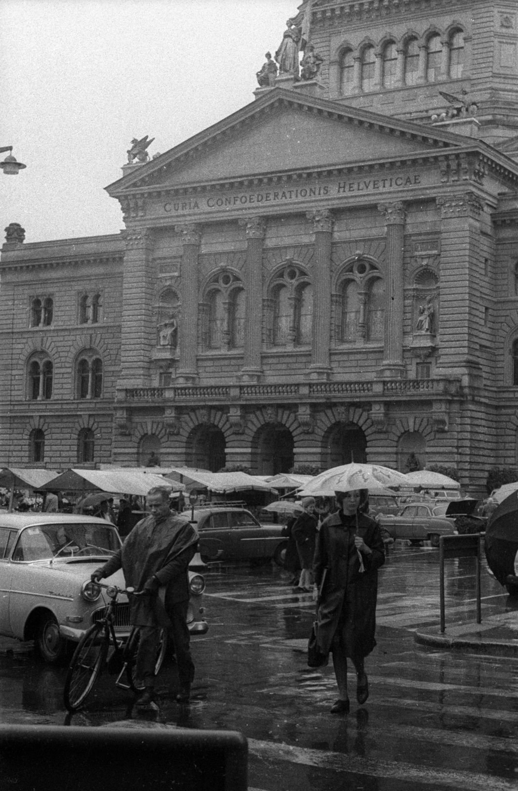 Switzerland, Bern, Bundesplatz, Szövetségi parlament (Bundeshaus)., 1964, Szalay Zoltán, umbrella, palace, public building, parliament, rain, pediment, Hans Auer-design, Fortepan #138580