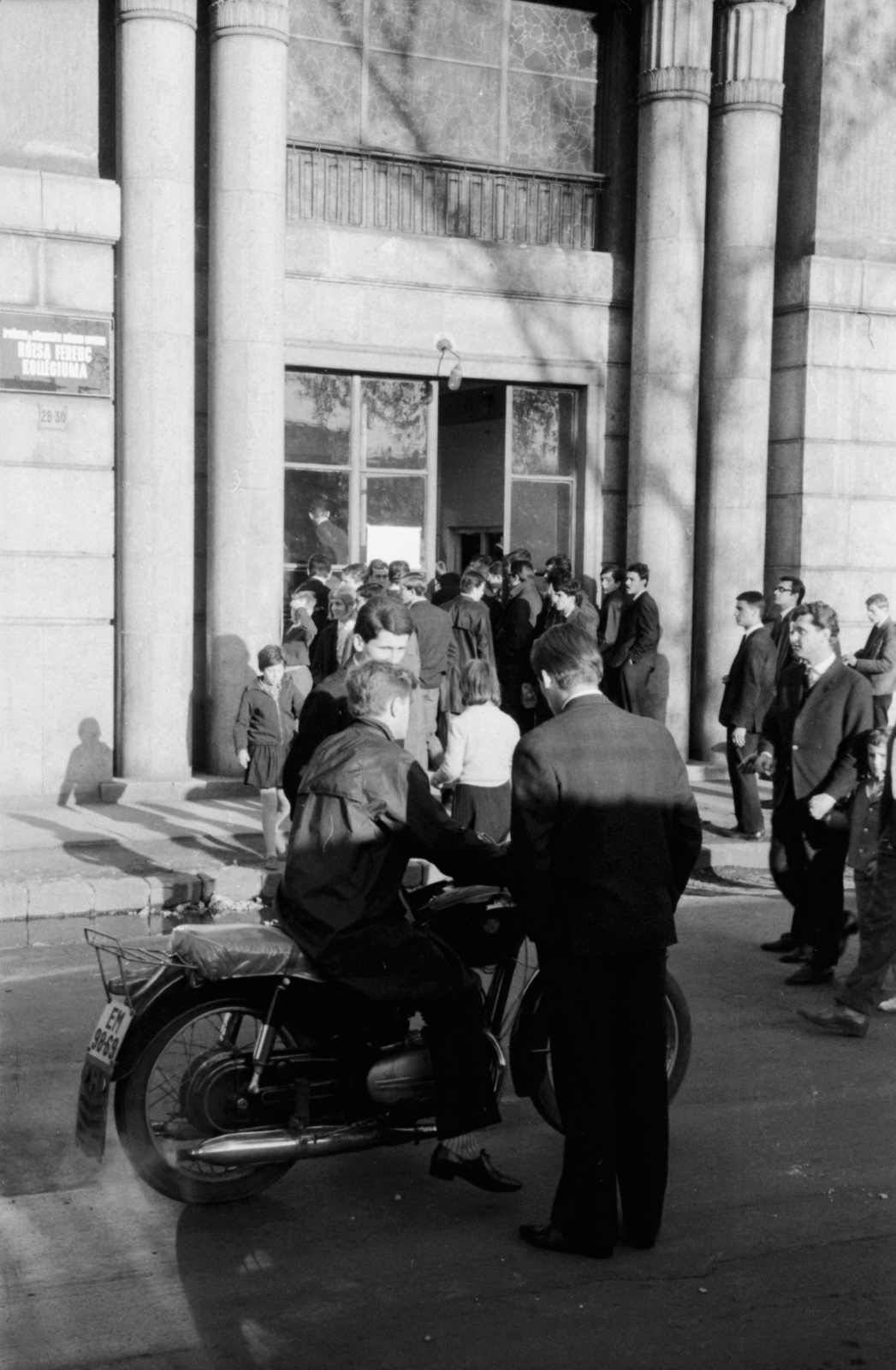 Hungary, Budapest XI., Bercsényi utca 28-30., a BME Rózsa Ferenc Kollégiuma, a Bercsényi Klubba érkező fiatalok várakoznak a kapunál., 1964, Szalay Zoltán, Budapest, motorcycle, Fortepan #138588