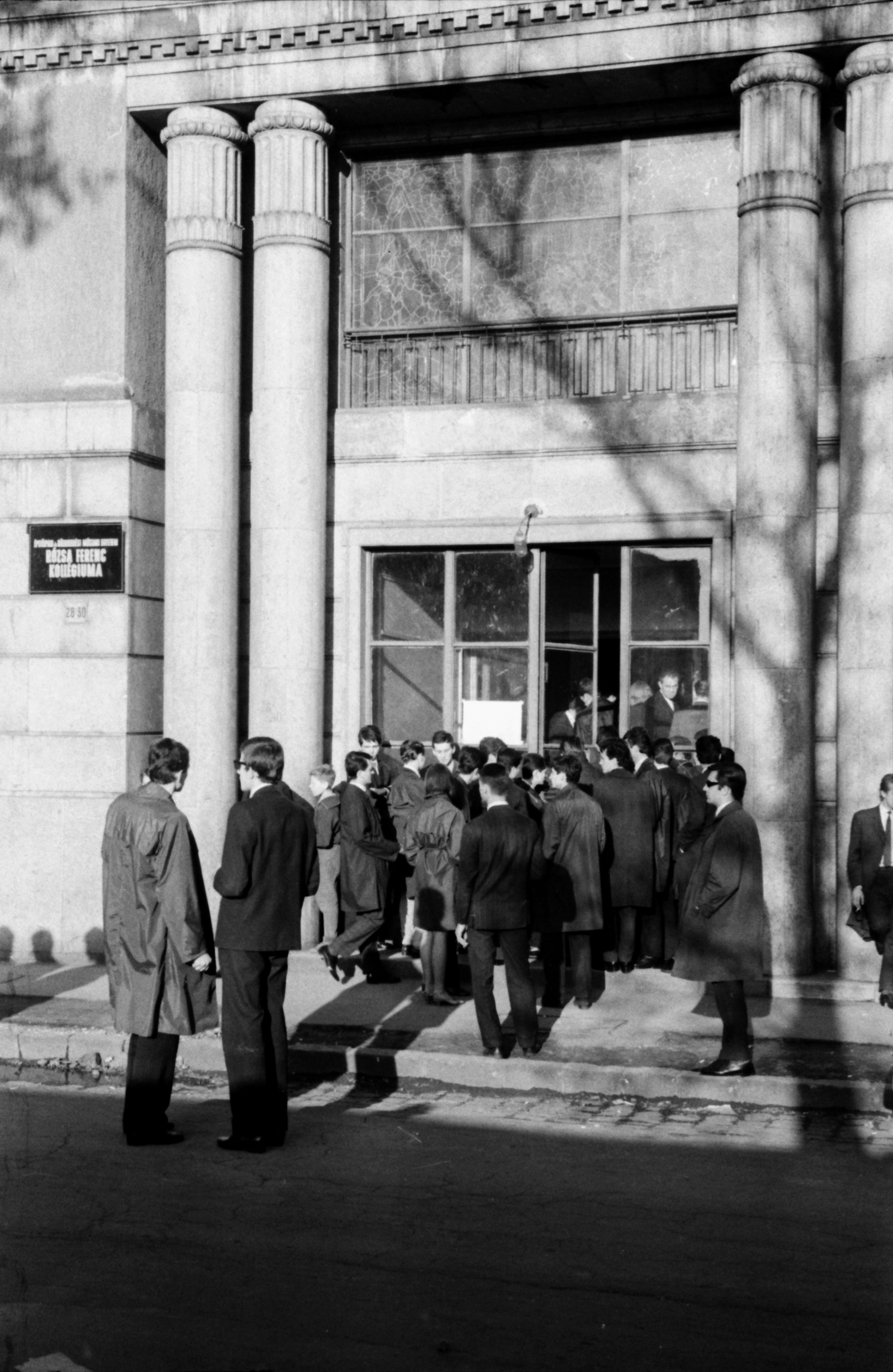 Hungary, Budapest XI., Bercsényi utca 28-30., a BME Rózsa Ferenc Kollégiuma, a Bercsényi Klubba érkező fiatalok várakoznak a kapunál., 1964, Szalay Zoltán, Budapest, student dorm, Fortepan #138589