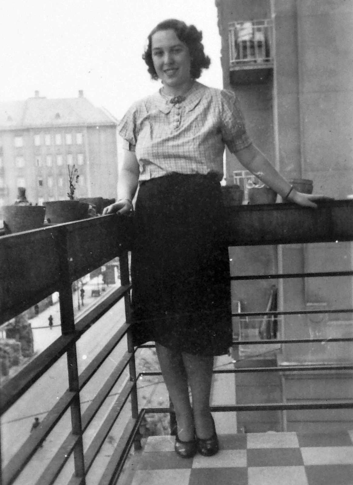 Hungary, Budapest XIII., Pozsonyi út 32. II. em., balra a háttérben a Pozsonyi út 25. Radnóti Miklós (Sziget) utca felé eső oldala., 1943, Fortepan, balcony, woman, Budapest, Fortepan #13859