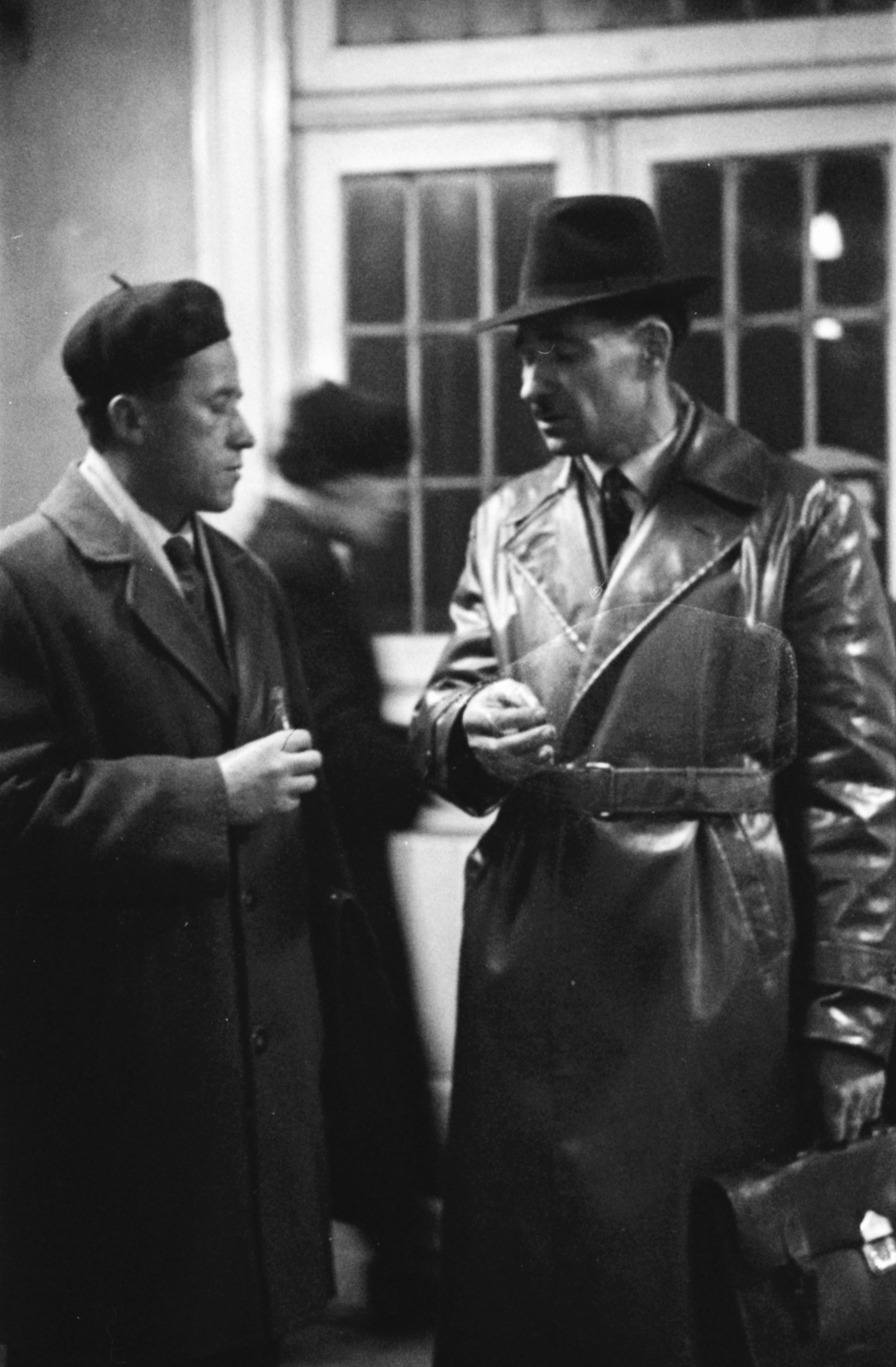 Hungary, budapesti munkahelyük és otthonuk között ingázók a vasútállomáson., 1963, Szalay Zoltán, beret, leather jacket, Fortepan #138601