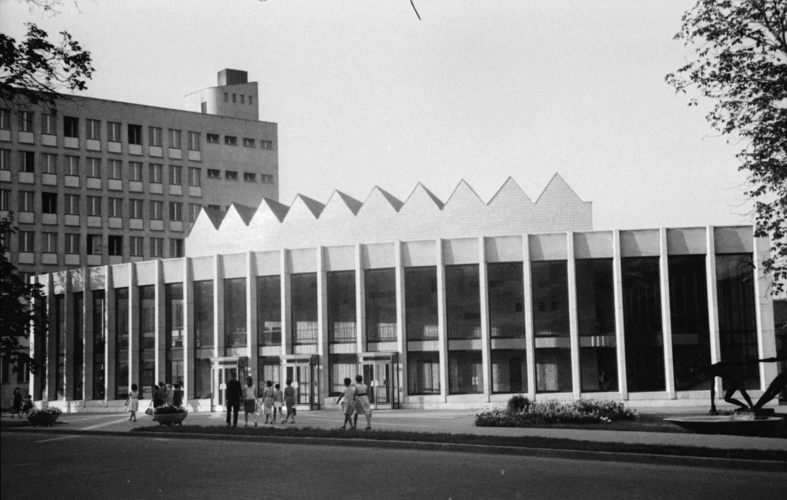Magyarország, Miskolc, Görgey Artúr utca (Felszabadítók útja), balra a SZOT székház, szemben a Rónai Sándor művelődési központ., 1965, Szalay Zoltán, Vass Antal-terv, Fortepan #138623