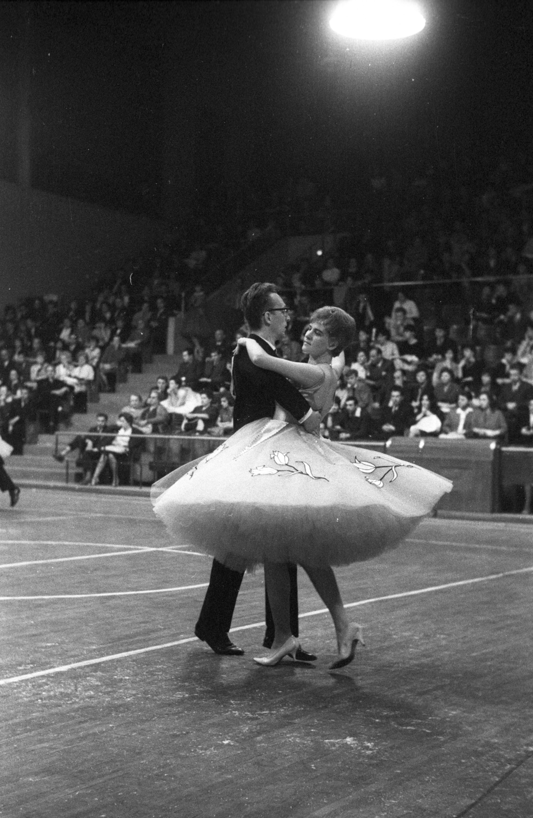 Hungary, Budapest XIV., Istvánmezei út 3-5., Nemzeti Sportcsarnok (később Gerevich Aladár Nemzeti Sportcsarnok). A Budapesti Ifjúsági Napok keretében megrendezett Nemzetközi és V. Budapesti társas táncverseny., 1964, Szalay Zoltán, skirt, sport hall, Budapest, dance competition, Fortepan #138629