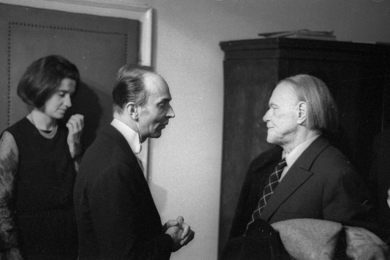 Magyarország, Budapest VI., Zeneakadémia, középen Igor Markevitch ukrán származású zeneszerző és karmester, tőle jobbra Kodály Zoltán., 1965, Szalay Zoltán, arc profil, Budapest, átvetett kabát, Fortepan #138649