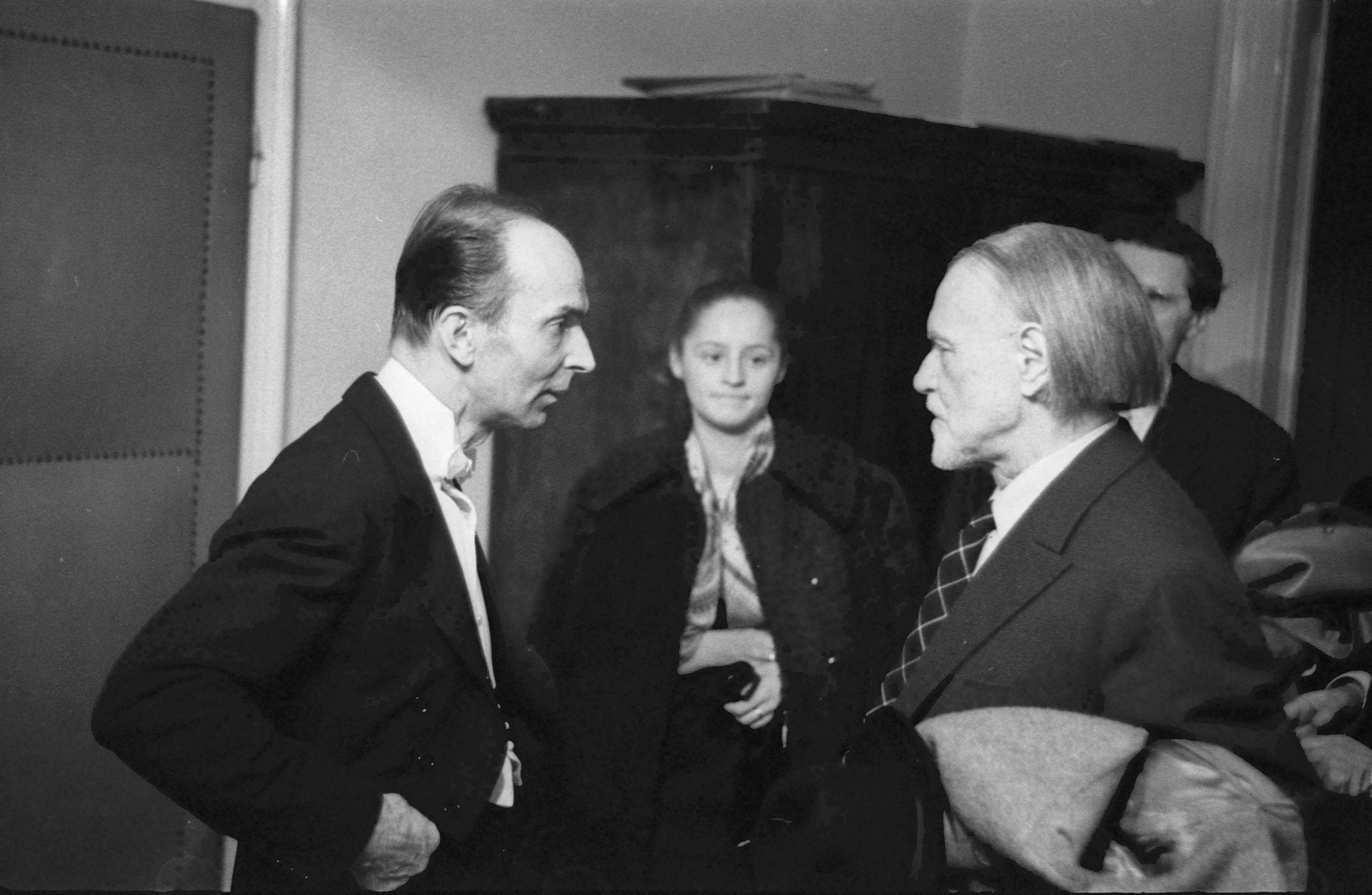 Hungary, Budapest VI., Zeneakadémia, előtérben Igor Markevitch ukrán származású zeneszerző és karmester, tőle jobbra Kodály Zoltán. Háttérben középen Kodály Zoltán felesége, Péczely Sarolta., 1965, Szalay Zoltán, face profile, Budapest, coat draped over arm, Fortepan #138650