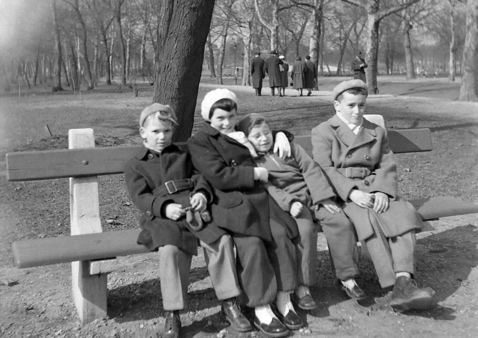 Magyarország, Városliget, Budapest XIV., háttérben a Széchenyi Fürdő., 1955, Fortepan, park, gyerekek, pad, Budapest, Fortepan #13870