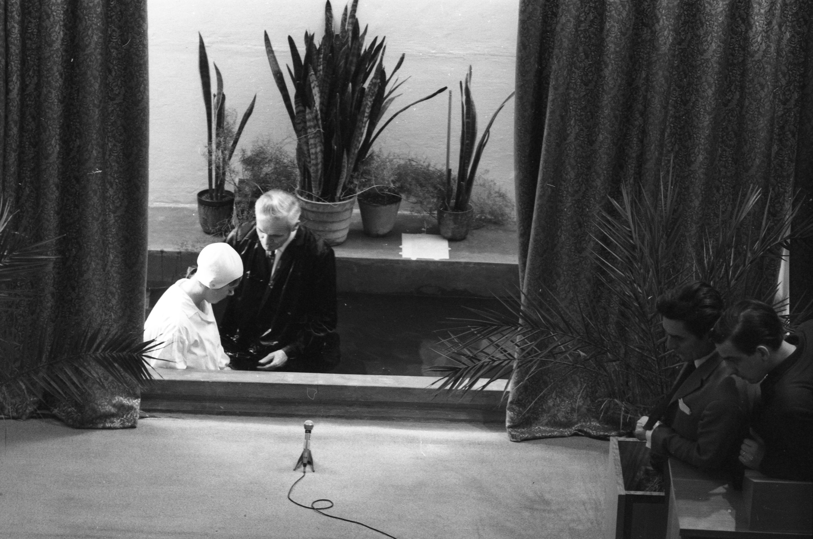 Hungary, Budapest VI., Székely Bertalan utca 13., Hetednapi Adventista Egyház Budapest Terézvárosi Gyülekezet. A felvétel a Magyar Televízió Bibliás emberek című, a hazánkban működő kisegyházak életét bemutató dokumentumfilm forgatásán készült. A film rendezője Szalkai Sándor., 1972, Szalay Zoltán, christening, swimming cap, Budapest, Fortepan #138710