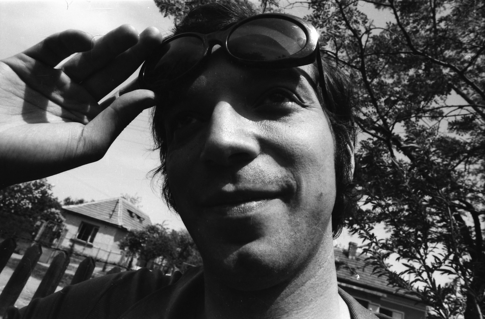 Magyarország, Budapest XVIII., Kenyeres Gábor rendező, operatőr, a két gyermekével özvegyen maradt pestszentimrei asszony házának építkezéséről készülő dokumentumfilm készítésekor. A házat szocialista brigádok tagjai segítik felépíteni., 1973, Szalay Zoltán, Budapest, Fortepan #138765