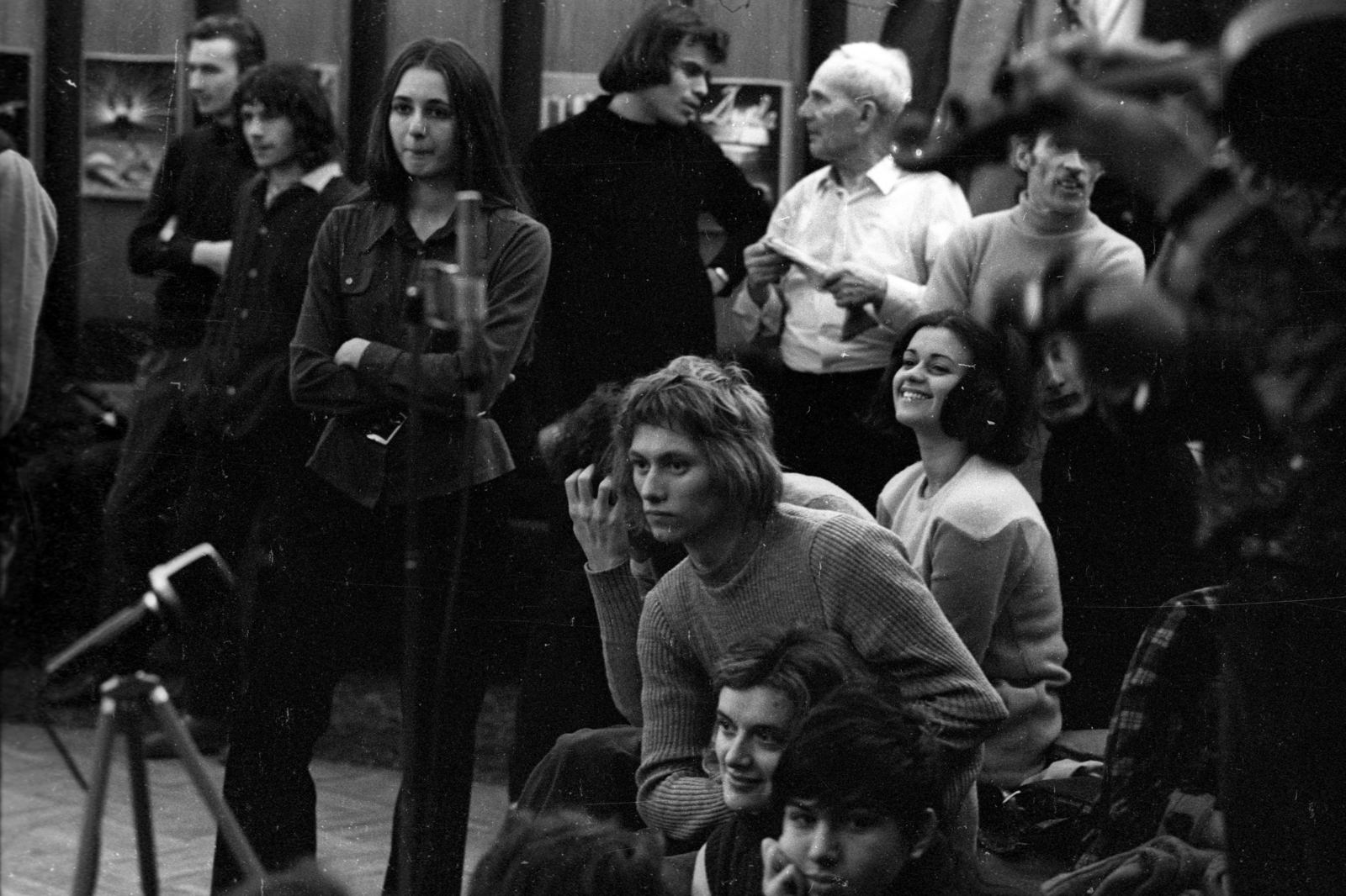 Hungary, Budapest VI., Liszt Ferenc téri Könyvklub, az első budapesti táncház 1972. május 6-án. Hátul fehér ingben Tímár Sándor koreográfus, tőle balra Éri Péter zenész., 1972, Szalay Zoltán, Budapest, dance house, Fortepan #138769
