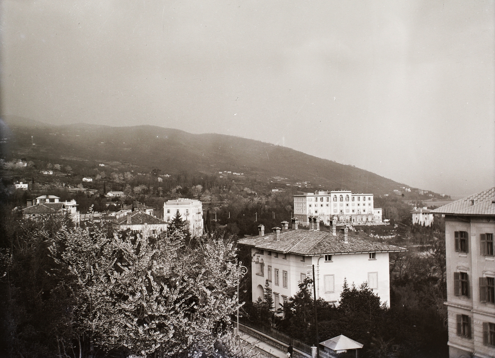 Croatia, Lovran, háttérben jobbra a Lovrana szálloda (később kórház)., 1900, Zichy, picture, Fortepan #13877